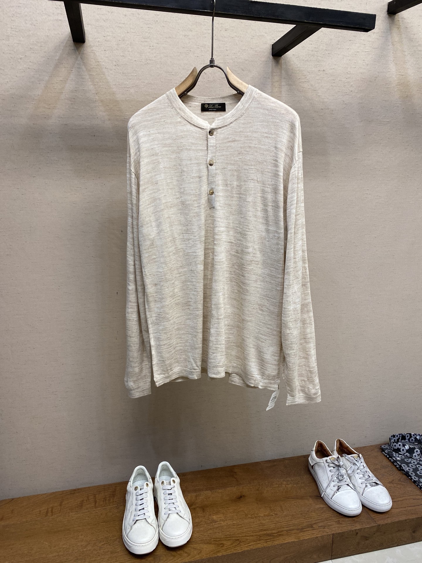 NO:139013,LP, linen long-sleeved sweater, comfortable fit style, no logo embellishment around the body, bringing low-key and minimalism to the extreme, it is very present when worn alone or layered, with the right small details, without any characteristics of mediocrity. About fabrics and craftsmanship 30 mulberry silk 30 linen 40 acrylic, has the delicate cotton feel of combed cotton, and has the characteristics of linen and the advantages of mulberry silk. It is light and skin-friendly, breathable and comfortable, and is better than conventional cotton T and ordinary knitting. Size S, M, L, loro piano, alexander wang19860909LP,亚麻长袖针织衫,舒适至上的合身版型,周身无一logo点缀,把低调和极简拿捏到极致,单穿或叠搭都很有存在感,小细节恰到好处的加持,又不至于毫无特色的平庸化. 关于面料及工艺 30桑蚕丝30亚麻40晴纶,既有精梳棉的细腻棉感,同时具备了亚麻的特质和桑蚕丝的优势,轻盈亲肤,透气舒爽,质感上优于常规的棉T和普通的针织. 尺码S,M,L,,loro piana,alexander wang,Men's clothing