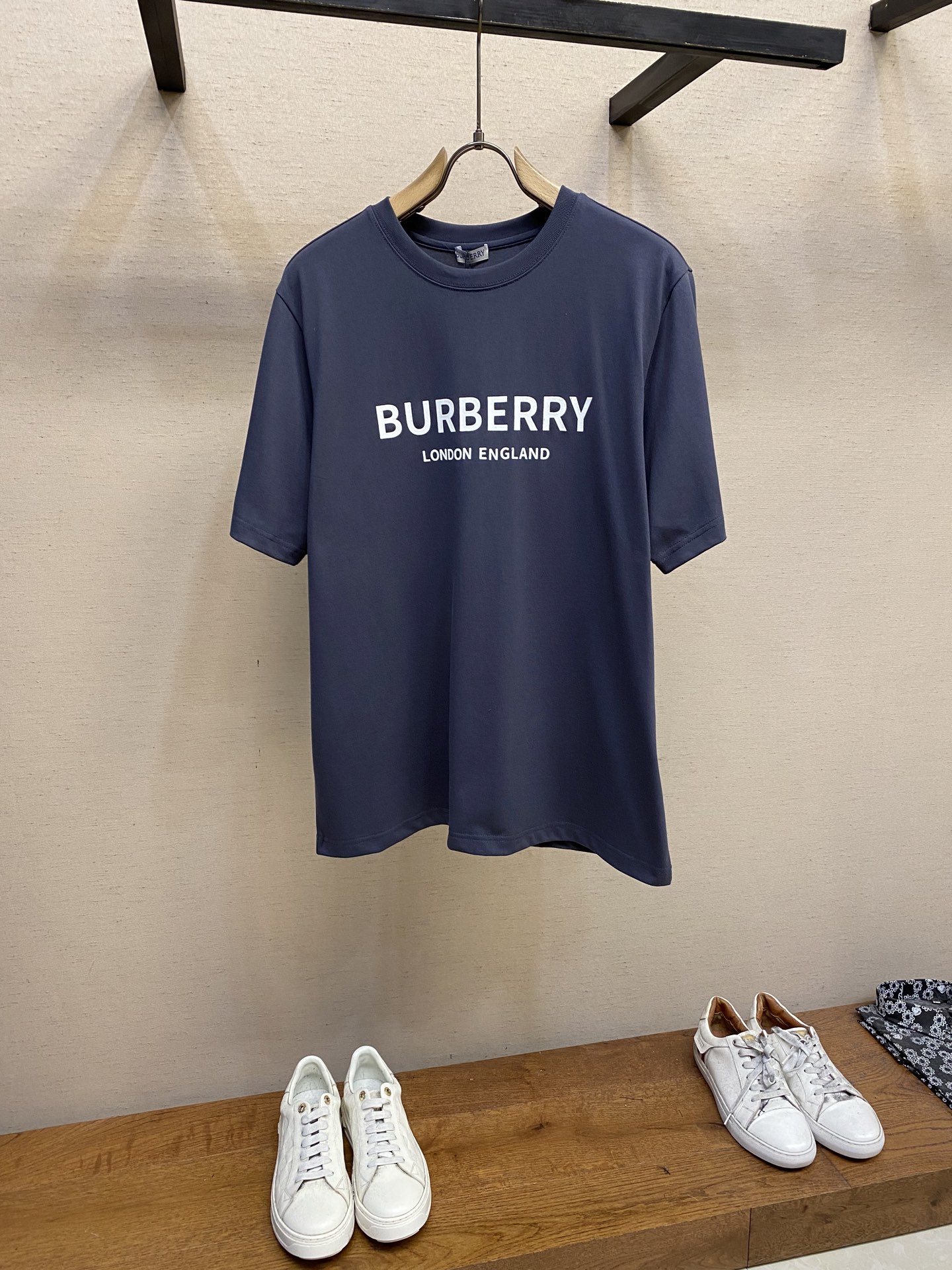 NO:138999,BBR25 spring and summer new style ~ Ink blue letter classic short-sleeved T-shirt. Deep ink blue lays out the low-key aura. Bu**y This short-sleeved sleeve outlines the versatile philosophy with a simple outline. The front chest 