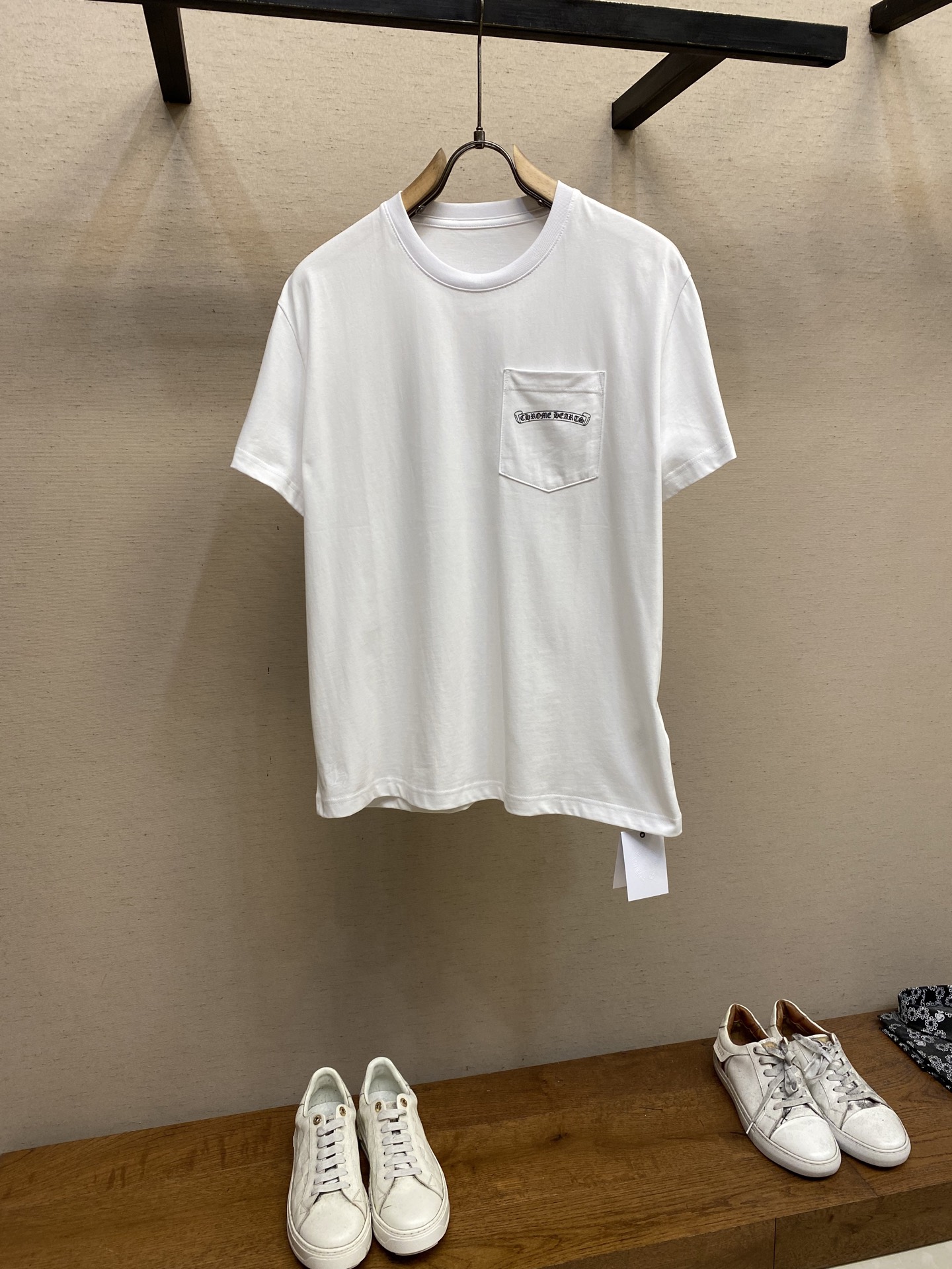 NO:139002,Chrome Heart CH Shadow Cross Short Sleeve T-shirt behind the back. It uses customized 205G 26s distilled cotton fabric, which makes the upper body feel comfortable. It is fixed weaving and dyeing, and the color is consistent. The logo is made of imported silk screen glue printing technology, which is full of three-dimensional and has perfect details. The complete set of auxiliary materials is independently developed, and every small detail is perfectly presented. Size S, M, L,, Chrome hearts, T-shirt, tees, t-shirt, alexander wang19860909Chrome Heart CH 背后暗影十字架短袖T恤.采用定制205G 26s精馏棉面料 上身肤感舒适.定织定染,颜色一致.标识logo采用进口丝网胶浆印花工艺打造,立体感十足 细节完美.全套辅料独立开发,每一个小细节都完美呈现 尺码S,M,L,,chrome hearts,T-shirt,tees，t-shirt,alexander wang,Men's clothing