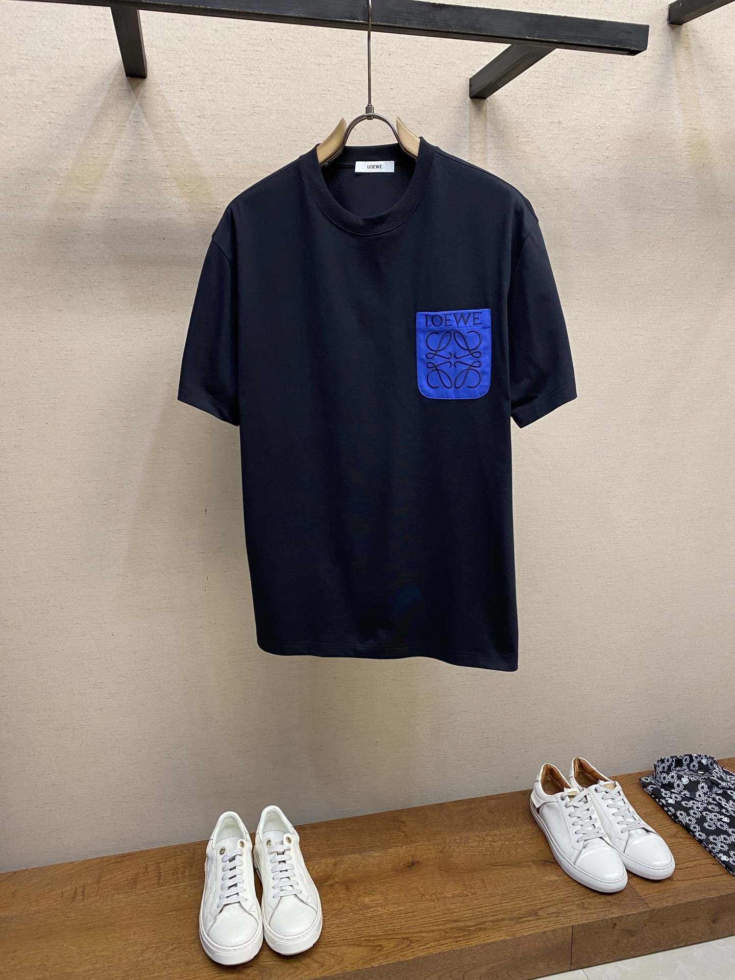 NO:139014,Loewe, new short-sleeved yyds, daily wear, custom-made pure cotton elastic cotton fabric short-sleeved T-shirt, charm lies in creating a simple and luxurious fashion, and feel the unique temperament of the British style at will. The loose style shows a casual and casual style, whether it is matched with jeans, casual pants, or skirts, it can show a unique personality. Size M-2xl,,loewe, skirts, jeans, T-shirt,tees, t-shirt,alexander wang19860909Loewe,新款短袖yyds 日常出门闭眼搭 定制纯棉弹力棉面料短袖T恤 魅力在于创造了简约奢华感的时尚,随意搭配感受英式风格独特气质. 宽松的版型展现出休闲随意的风格,无论是搭配牛仔裤、休闲裤、还是裙子,都能展现出独特的个性 尺码M-2xl,,loewe,skirts,jeans,T-shirt,tees，t-shirt,alexander wang,Men's clothing