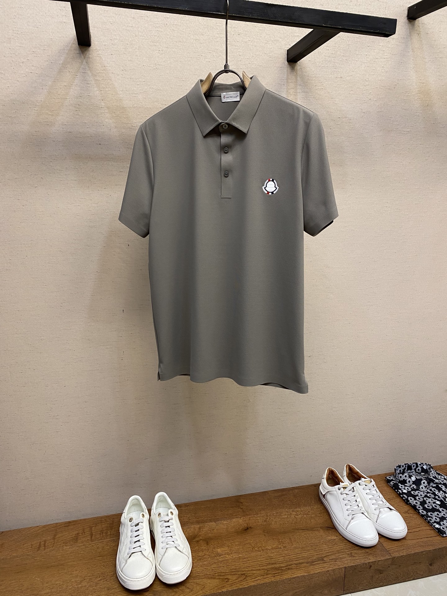 NO:138990,Moncler, new short-sleeved yyds, daily wear when you go out, custom-made pure cotton elastic cotton fabric short-sleeved T-shirt, charm lies in creating a simple and luxurious fashion, and feel the unique temperament of the British style at will. The loose style shows a casual and casual style, whether it is matched with jeans, casual pants, or skirts, it can show a unique personality. Size M-2xl,,christian louboutin, skirts, jeans, T-shirt,tees, t-shirt,alexander wang19860909Moncler、新款短袖yyds 日常出门闭眼搭 定制纯棉弹力棉面料短袖T恤 魅力在于创造了简约奢华感的时尚,随意搭配感受英式风格独特气质. 宽松的版型展现出休闲随意的风格,无论是搭配牛仔裤、休闲裤、还是裙子,都能展现出独特的个性 尺码M-2xl,,christian louboutin,skirts,jeans,T-shirt,tees，t-shirt,alexander wang,Men's clothing