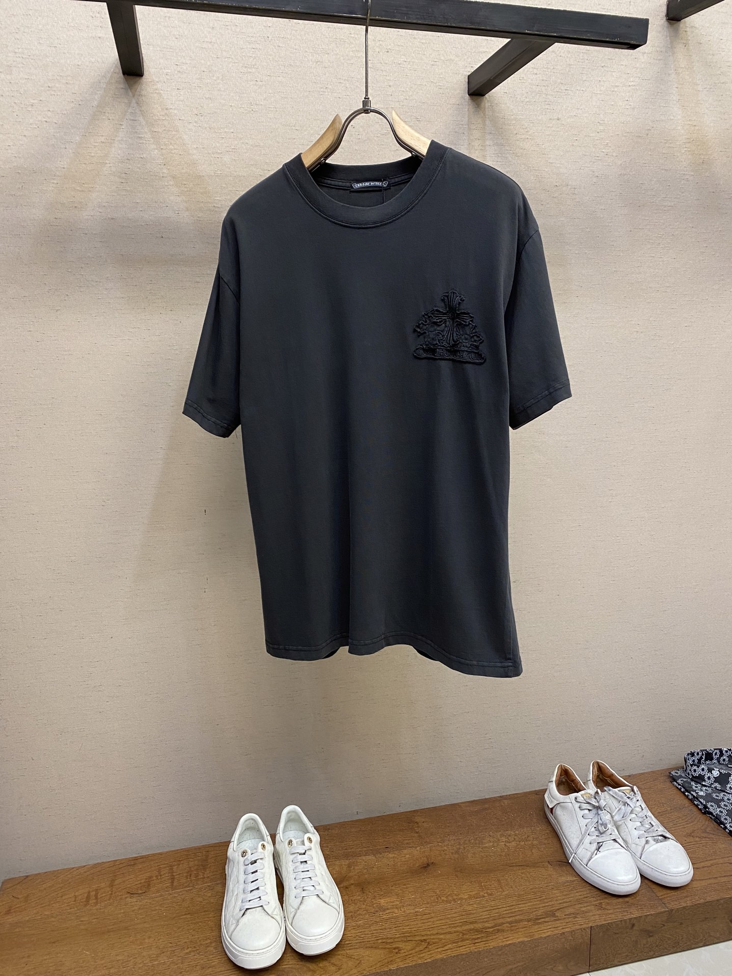 NO:139017,Chrome Heart Crosin wash water and old short-sleeved T-shirt Horseshoe flower patch heavy-duty embroidery, easy to wear, versatile loose style, same style for men and women, sizes S-XL, Chrome hearts, chrome hearts, T-shirt, tees, t-shirt, alexander wang19860909Chrome Heart 克罗心洗水做旧短袖T恤 马蹄花贴布重工刺绣 好穿百搭宽松版型 男女同款 尺码S-XL,,chrome hearts,chrome hearts,T-shirt,tees，t-shirt,alexander wang,Men's clothing
