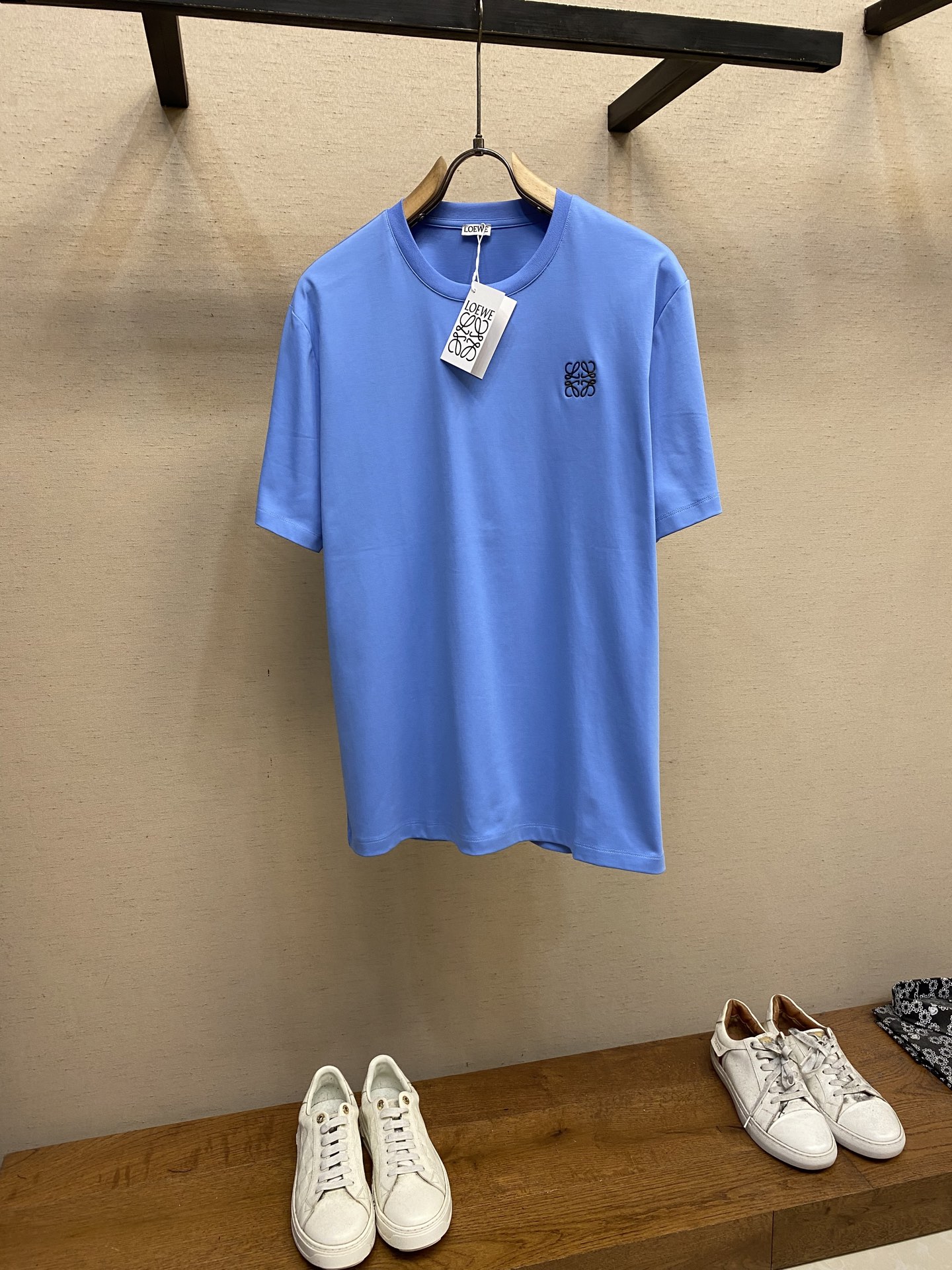 NO:139021,Loewe, men and women tee T-shirts, evergreen classic style, embroidered logo, three-dimensional and full, the design is very simple and high-end, without any impurities, 40 double yarn plain island cotton, soft to the touch, smooth and comfortable, extremely breathable, very good comfort and texture, recommended!  !  Size S-XL, loewe,tees,t-shirt,alexander wang19860909Loewe、男女tee T恤 万年青 经典款式 刺绣Logo 立体饱满 设计非常的简约且高级 没有任何杂质 40支双纱平纹海岛棉 触感柔软 顺滑舒适 透气性极强 舒适度和质感非常好 推荐！！ 尺码S-XL,,loewe,tees，t-shirt,alexander wang,Men's clothing