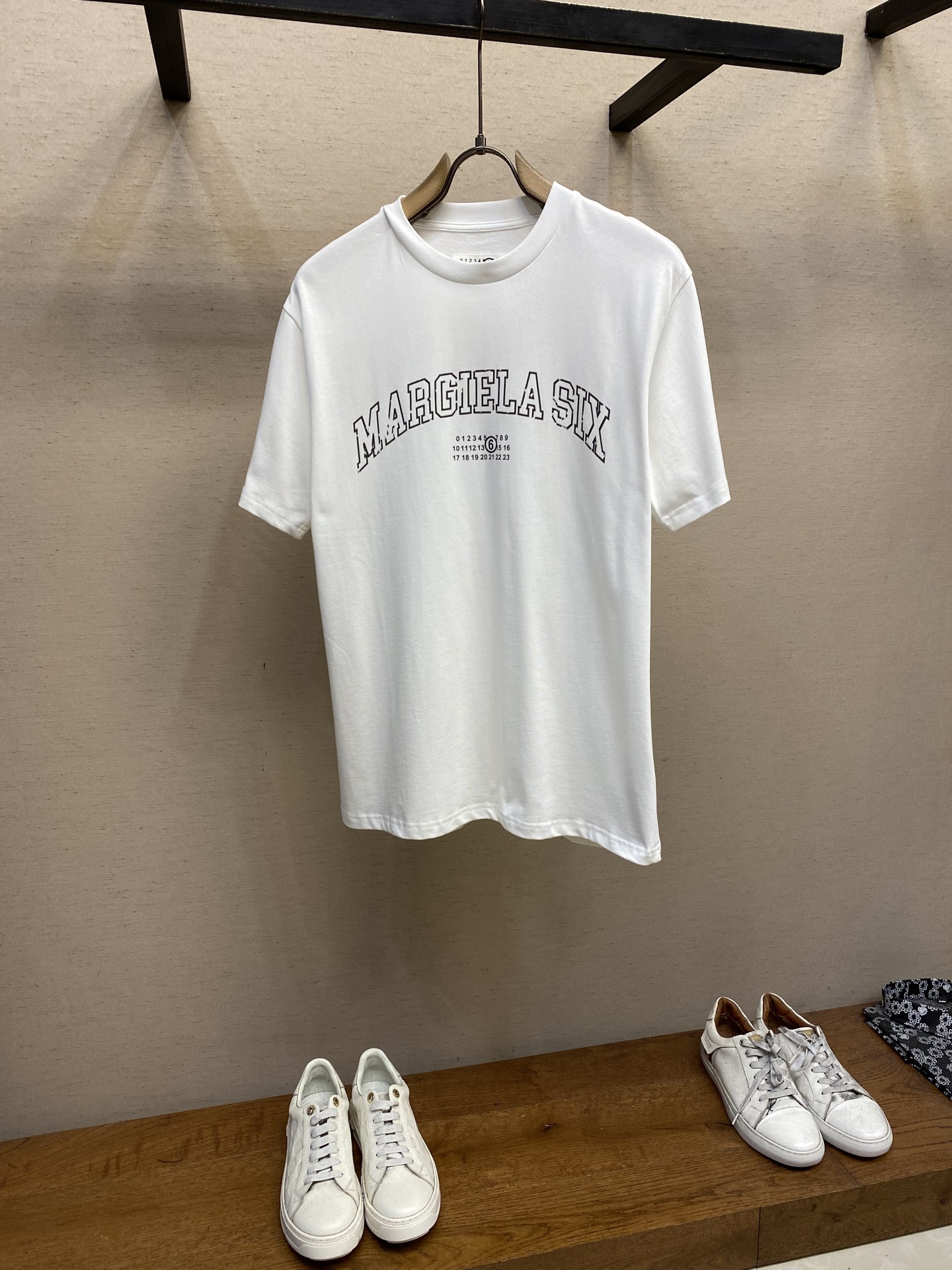 NO:139004,MM6 Majira 25ss new model, mottled curved letter T-shirt, same style for men and women, on-site sale, 