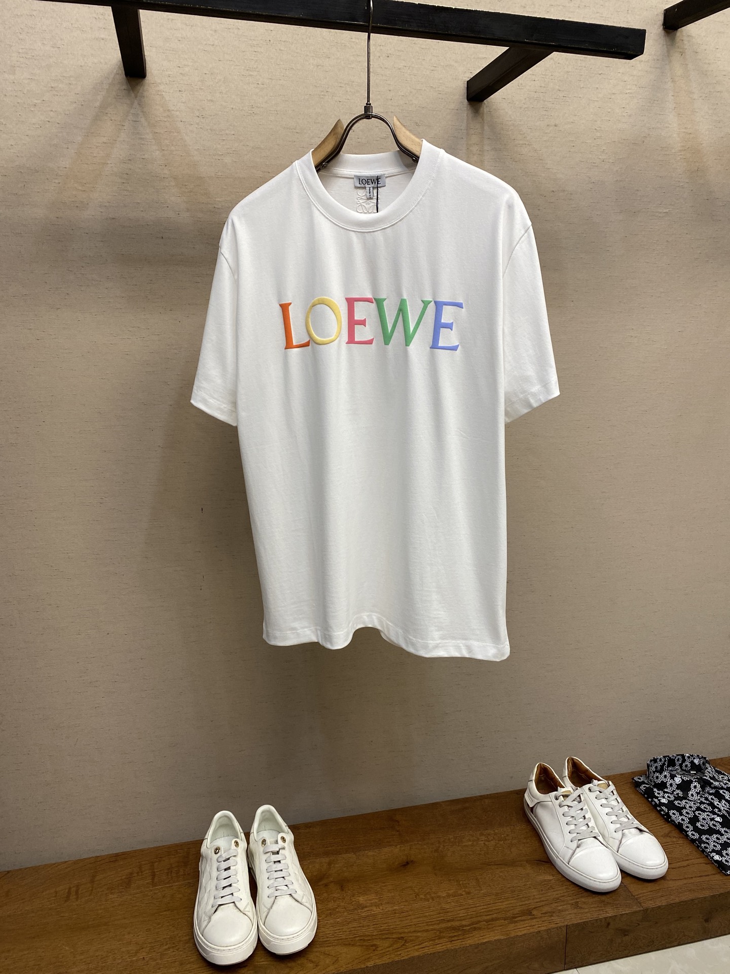 NO:139020,Loewe, Loewe 2025FW Candy Three-dimensional Printed Cotton Half-sleeved T-shirt, classic embroidered logo letters on the back, lightweight cotton jersey T-shirt Loose style, I can wear this T-shirt until the end of the day/classic T-shirt never goes out of style, oversize loose style is so cool, it is also perfect to wear with leggings... The washing method is recommended to wrap the back on the laundry bag cold water quickly machine washing or dry cleaning!  Avoid soaking in warm water/hand rubbing. Size S-XL, loewe, loewe, versace, tees, t-shirt, alexander wang19860909Loewe、罗意威 2025FW糖果立体印花棉质半袖T 恤,后背经典刺绣logo字母 轻盈棉质平纹针织 T 恤 宽松版型,这件T恤我可以穿到天荒地老/经典款T恤永不过时,oversize宽松版型好酷,搭配leggings穿也妥妥哒…… 洗涤方式建议反面包裹洗衣袋冷水快速机洗或干洗！忌温热水浸泡/手搓 尺码S-XL,,loewe,loewe,versace,tees，t-shirt,alexander wang,Men's clothing