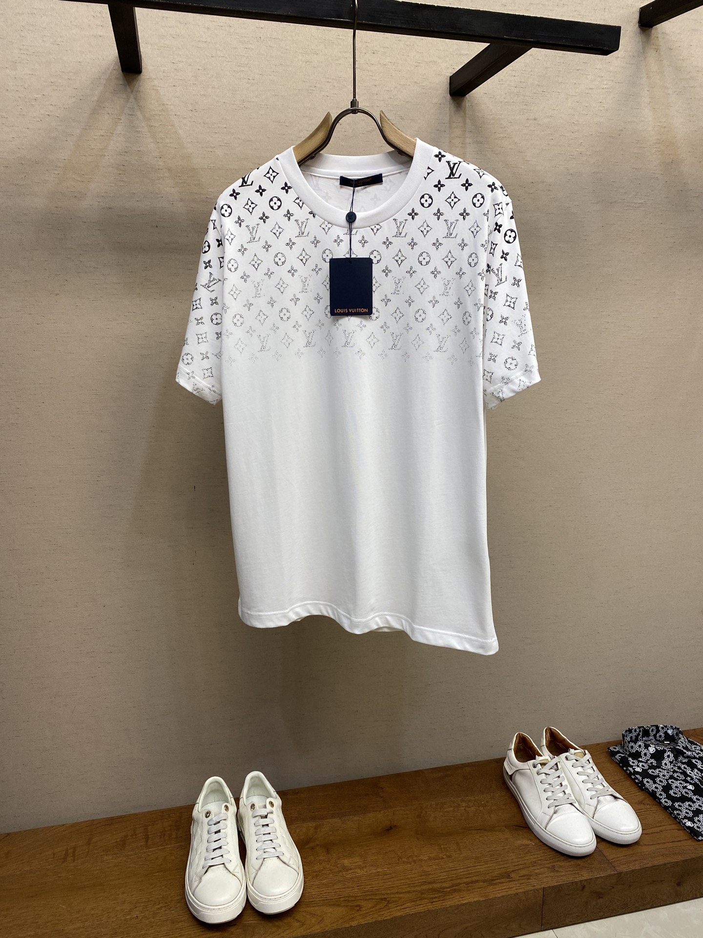 NO:139023,【Replica】1V Louis Home 2025FW Monogram Gradient Printed Cotton Short-sleeved T-shirt This T-shirt is made of light cotton knitted, showing the gradient Monogram pattern dissipating from the shoulder downward, injecting brand ingenuity into casual style. The washing method is recommended for dry cleaning or cold water on the back to be washed separately and medium-temperature ironing. Size S-XL,,louis vuitton,T-shirt,tees,t-shirt,alexander wang19860909【复刻】1V路易家2025FW Monogram 渐变印花棉质短袖T恤 本款 T 恤取材轻盈棉质针织,展现渐变 Monogram 图案从肩部向下消散之景,为休闲造型注入品牌巧思. 洗涤方式建议干洗或反面冷水单独快速机洗中温熨烫 尺码S-XL,,louis vuitton,T-shirt,tees，t-shirt,alexander wang,Men's clothing