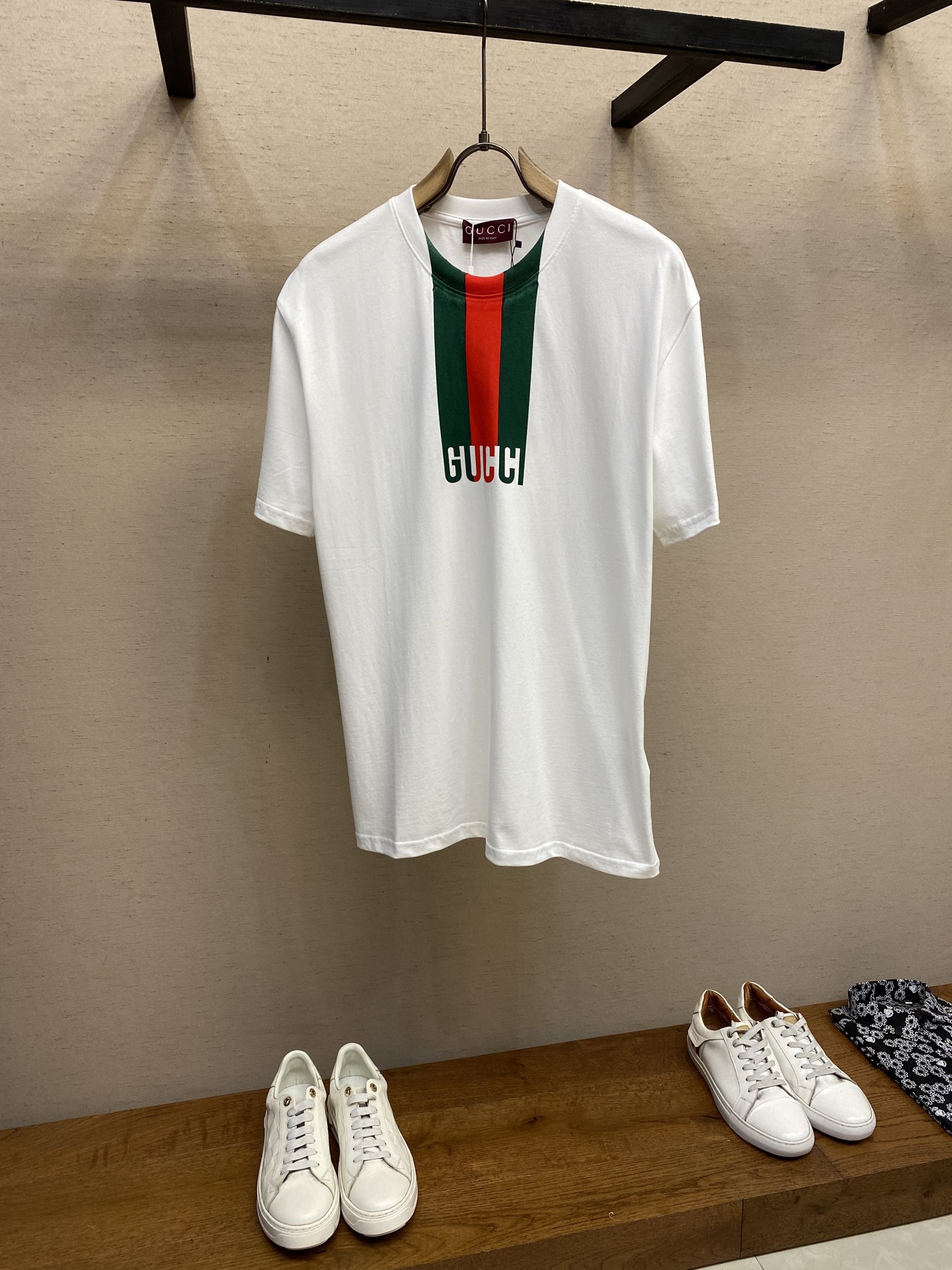 NO:139022,Gucci, 25 spring and summer new product, 270g after washing, cotton, front element printed short-sleeved T-shirt, neckline with double needle thread, chain bottom pull shoulder bag edge, four-wire dense edge, one inch 13-pin, high-quality workmanship, 11 restore!  Size S-XL, gucci, T-shirt,tees, t-shirt,alexander wang19860909Gucci、25春夏新品,洗后270g,棉质,前幅元素印花短袖T恤,领口采用双针走线,锁链底拉肩包边,四线密边,一寸13针,高品质做工,11还原！ 尺码S-XL,,gucci,T-shirt,tees，t-shirt,alexander wang,Men's clothing