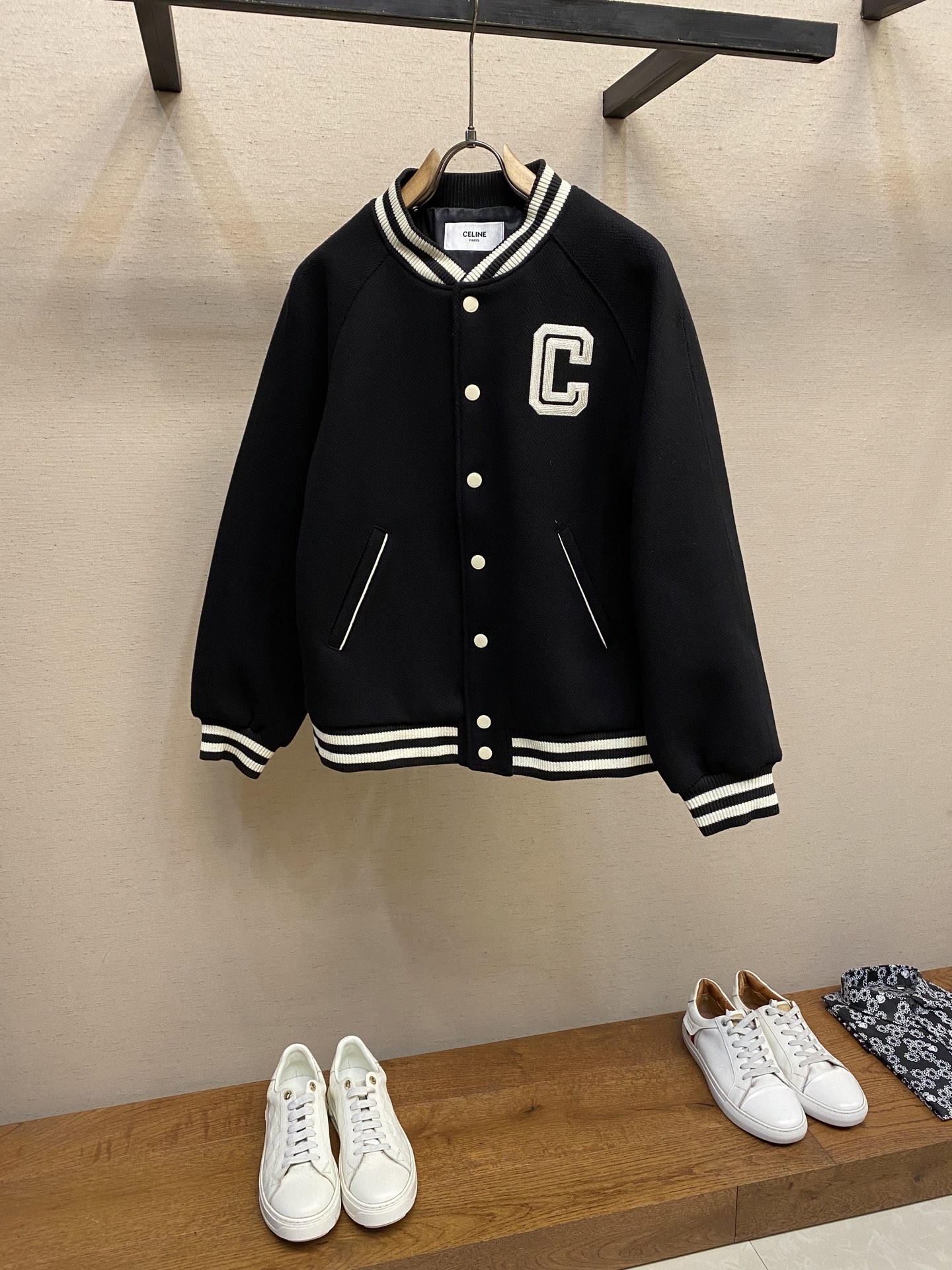 NO:141459,Celine, Celine 24fw wool wool multi-embroidery brand logo letter raglan sleeve baseball uniform jacket. The style is crisp and stylish. I like the small stand-up collar design. It feels comfortable to touch. All cuff threads are customized. The back is super precision embroidered. The upper body is very beautiful. It is easy to control for men and women. Size 48-58, celine, celine, jackets & coats, alexander wang19860909Celine,赛琳24fw羊毛呢前后多重刺绣品牌logo字母插肩袖棒球服夹克 版型挺括 有型 小立领设计也是非常喜欢啦 摸起来手感也舒服 袖口螺纹全部横机定做 后背超精密刺绣 上身超好看 男女轻松驾驭 尺码48-58,,celine,celine,jackets & coats,alexander wang,Men's clothing