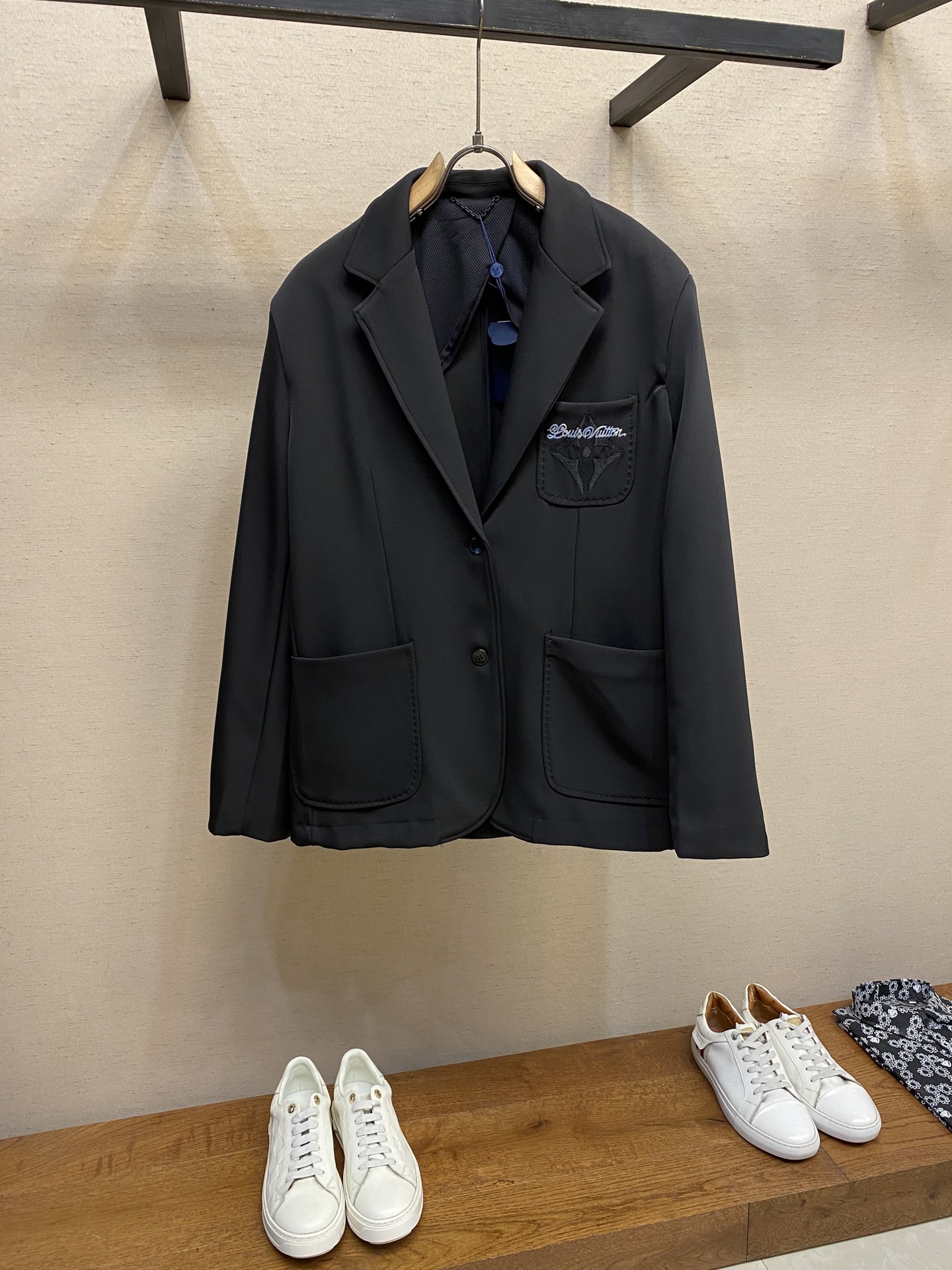 NO:141468,1V, SS25 Spring Men's Embroidery Pattern College Style Casual Suit Jacket, The Suit Jacket uses dynamic brushstrokes to interpret the style of the style, and can be built with the same trousers. Technology wool blend knitted to create a soft semi-liner structure, chest pocket embroidered Monogram floral and handwritten Louis Vuitton logo, Marque L.Vuitton Déposee patch marks the back. Size 46-52,,louis vuitton, jackets & coats, jackets & coats, business suit, alexander wang198609091V、SS25 春季男士系列刺绣图案学院风休闲西装外套,西装夹克以动感笔触诠释精裁格调,可与同款长裤共筑学院风造型.科技绵羊毛混纺针织塑造舒软的半内衬结构,胸袋刺绣Monogram 花卉和手写体路易威登标识, Marque L.Vuitton Déposee贴饰标注背部. 尺码46-52,,louis vuitton,jackets & coats,jackets & coats,business suit,alexander wang,Men's clothing