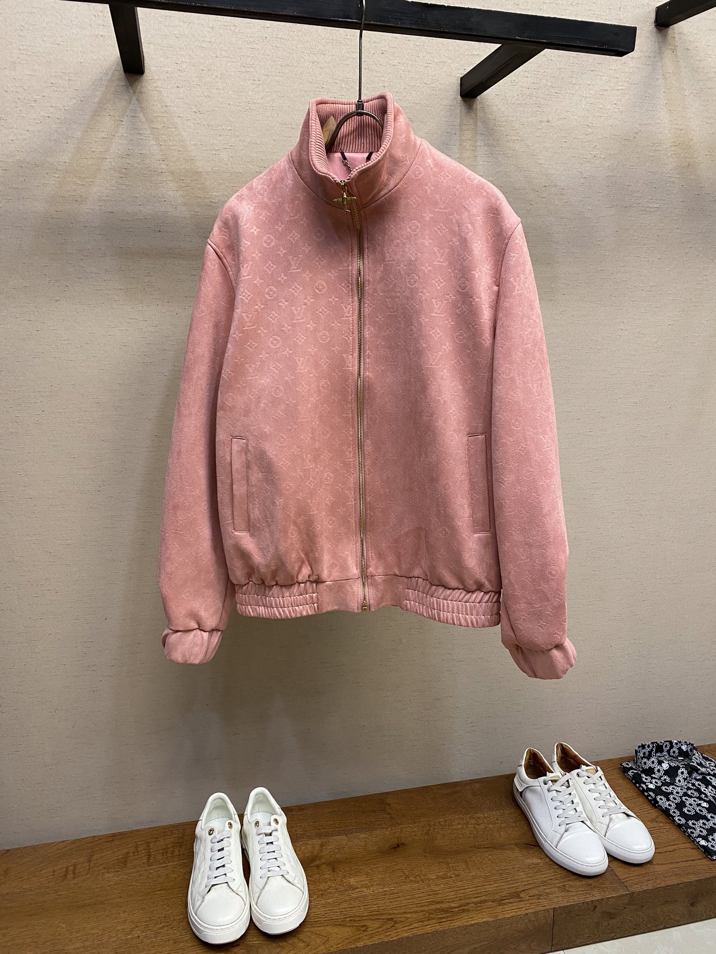 NO:141462,1V25SS suede suede stand-alone collar jacket The original 46,000 is purchased and developed. It uses the original open mold custom leather suede fabric. This fabric feels soft and elastic. It not only retains the toughness and durability of the leather, but also gives it a unique suede texture. The embossing process of the cloth is made of the presbyopia pattern, and the presbyopia pattern is three-dimensional and regular. The whole body presbyopia pattern is symmetrical according to the access control left and right, infrared alignment material, and the scrap rate is high and high loss. Zipper independent mold opening aircraft zipper head, mold opening cycle is 20 days. 22 tight cotton thread spliced ​​suede sleeves, the inner lining is customized with copper ammonia fiber, black silk inner lining, which is more comfortable to fit, and the three standards are complete. Size 46-52,, jackets & coats, chamois leather, alexander wang198609091V25SS绒面麂皮立领夹克 原版46,000购入开发,采用原版开模定制的皮革麂皮绒面料,这种面料触感柔软而富有弹性,既保留了皮革的坚韧耐用性,又赋予了其独特的绒面质感.后做匹布压纹工艺,老花图案立体规整.全身老花图案根据门禁左右对称,红外线对位材料,报废率高损耗高.拉链独立开模飞机拉链头,开模周期20天.22紧密纯棉螺纹拼接麂皮袖,内里采用铜氨纤维定制黑色丝质内里,贴身更加舒适,三标齐全. 尺码46-52,,jackets & coats,chamois leather,alexander wang,Men's clothing