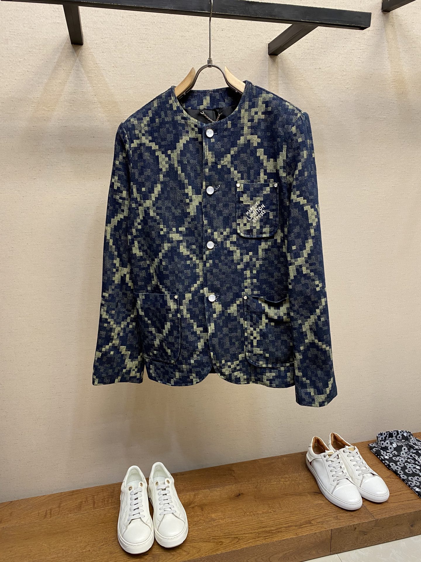 NO:141465,1V 25ss new snake-patterned denim blazer made of seasonal Snakoflage denim, reinterpreting Damoflage pattern with pixel-style snake-patterned jacquard. The rear Damier label is embellished with pearlescent buttons and rivets, which can be matched with the same collarless jacket to create an avant-garde Dandy look. Size 46-52,,jackets & coats,jackets & coats,business suit,alexander wang198609091V 25ss新款蛇纹牛仔西装外套 取材当季 Snakoflage 丹宁布,以像素风格的蛇纹提花重绎 Damoflage 图案.后部 Damier 标签点缀珠光纽扣和铆钉,可搭配同款无领夹克打造前卫丹迪造型. 尺码46-52,,jackets & coats,jackets & coats,business suit,alexander wang,Men's clothing