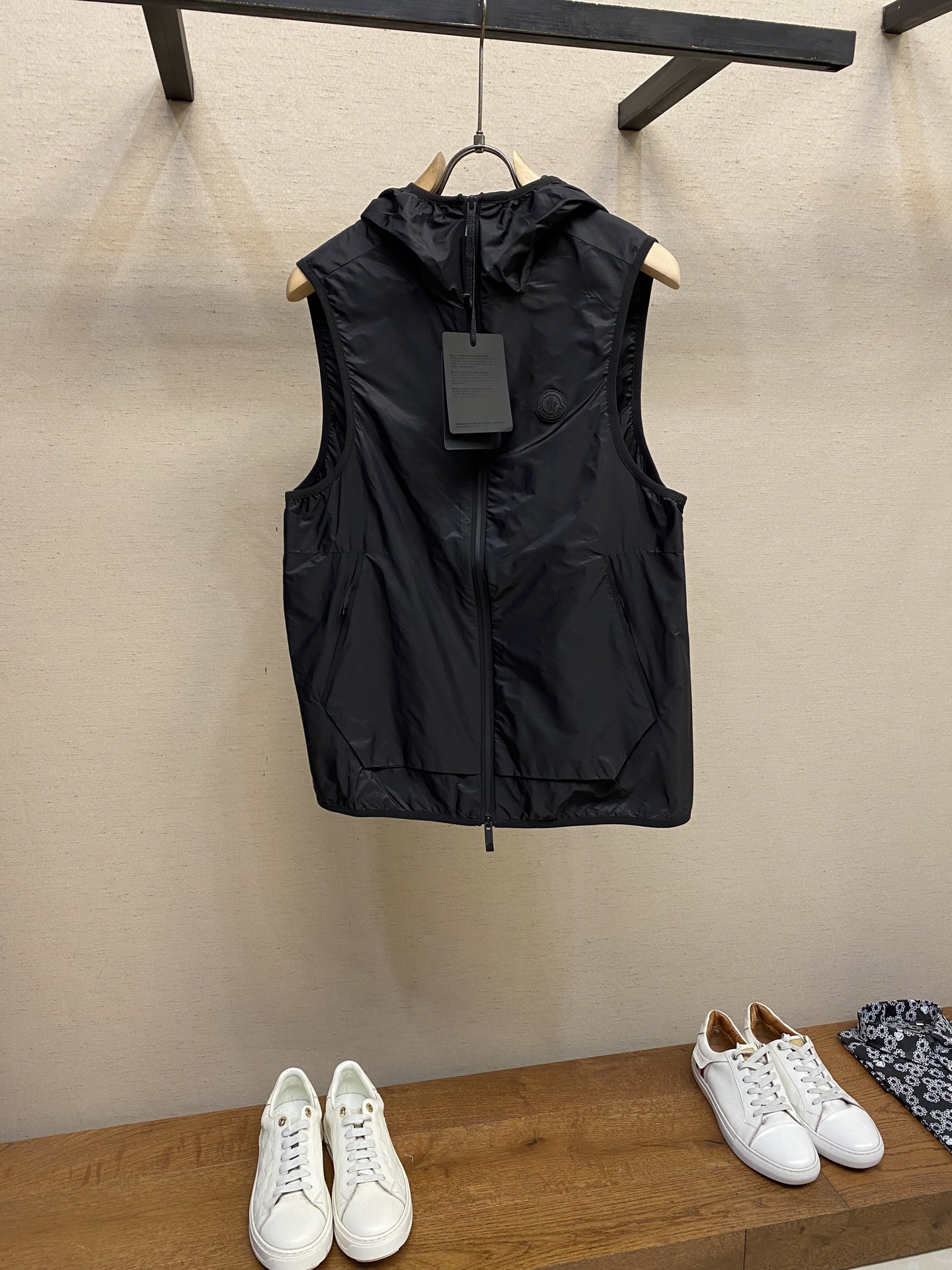 NO:141477,Moncler, hooded reflective printed vest fabric selection: Made of 20D ultra-light nylon fabric, treated with anti-fouling, waterproof and tear-resistant composite process, the surface presents a unique silk gloss touch. It is matched with nylon lining to form a 0.7KG ultra-light protective layer, taking into account both breathability and temperature latch. Process 1 firmly attaches the reflective letter mark and LOGO to the hood and the back through hot pressing, forming a washable and friction-resistant reflective layer. The pattern is fine and the reflective effect is uniform, reflecting the external light source back to the direction of the light source to form a conical beam, thereby achieving high-brightness reflection effect. Process 2 The hat surround, cuffs and hem are both elastic edged webbing. Through precise temperature control and high-frequency pressing, the webbing and fabric edges form molecular fusion, making it seamless fit, and the durability and aesthetics are improved. Size S-XL, christian  louboutin,hats,alexander wang19860909Moncler,连帽反光印花马甲 面料选择: 采用20D超轻尼龙面料制成,经防污防水抗撕裂复合工艺处理,表面呈现独特的丝绸光泽触感,搭配尼龙衬里,形成0.7KG超轻量防护层,兼顾透气性和温度锁存. 工艺1通过热压将反光字母标和LOGO牢固附着于兜帽以及后背处,形成耐洗,耐摩擦的反光层.图案精细且反光效果均匀,将外来光源反射回光源方向,形成锥形光束,从而实现高亮度反光效果. 工艺2帽围,袖口和下摆均采用弹力包边织带收口,通过精准温控高频压合,使织带和面料边缘形成分子级融合,使其无缝贴合,耐用性和美观性都得到了提升. 尺码S-XL,,christian louboutin,hats,alexander wang,Men's clothing