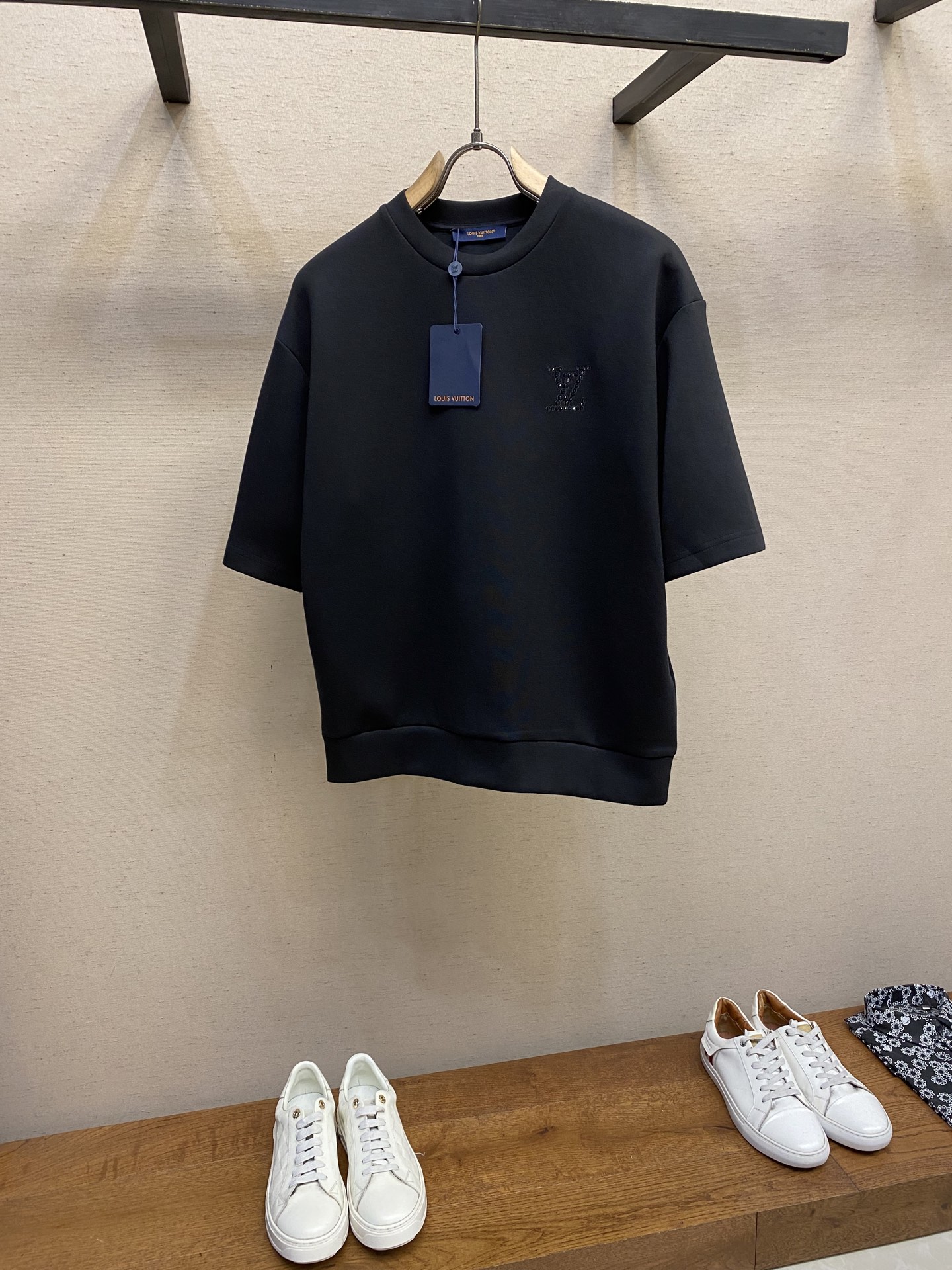 NO:144516,1V, LU small dark diamond round neck short sleeves Original, 300 purchase; single yarn double-sided fabric craft, needle-embroidery embroidery embellishment, ironing process embellishment, round-neck waist-tighting pattern, full set of auxiliary materials are equipped with # blended single yarn double-sided fabric Use 32S single yarn double-sided sweatshirt fabric; 360g; adjust the luster and feel through blending ratio. The yarn fineness is 32S, and the single yarn is fluffy than double-stranded yarn, which can increase the softness and weight of the fabric, which helps increase the thickness and weight of the fabric. Shortening the coil length can increase the amount of yarn, and use multi-layer weaving to increase the fluffy of the fabric. # Needle-Embroidery Process The main body of the embroidery uses needle-embroidery, also known as flat-pack needle, which is a commonly used embroidery needle method. Its main feature is used to fill in long and curved lines in the shape, which can show a strong sense of line and three-dimensionality, making the needle appear vivid and has good coverage.  #Embroidered by letters. The diamond printing is a unique and gorgeous decorative process, customizing materials for the shape and size of the plate. Ryan stone has a synthetic gem with high transparency and gloss, creating a shining and three-dimensional printing effect. The number and position of the plate are not bad at all, so that the graphics are consistent with the original renderings. After high-temperature ironing and ironing, it is also necessary to use moderate strength to test the firmness on the ironing image. # Round neck waist short-sleeved version The minimalist contoured short-sleeved overall design is an H-shaped slightly waist-hugging design, emphasizing drape and smooth lines. The three-dimensional cut of the waist is saved by side seams to achieve natural waist-hugging and avoid excessive tightness. Size XS-L, hoodie, sweatshirts, T-shirts, alexander wang198609091V、LU小暗钻圆领短袖 原,300购买；单纱双面面料工艺、挨针刺绣点缀、烫钻工艺点缀、圆领束腰版型、全套辅料配备 # 混纺单纱双面面料 采用32S单纱双面卫衣面料；360g；通过混纺比例调整光泽、手感.纱线细度为32S,单纱比双股纱更蓬松,可提升面料柔软度和克重,有助于增加面料厚度和克重.缩短线圈长度可增加纱线用量,利用多层编织增加面料蓬松度. # 挨针刺绣工艺 绣花主体采用挨针刺绣又称平包针,是一种常用的刺绣针法.它的主要特点是用于填绣形状细长而弯曲的线条,能够展现出很强的线条感和立体感,使针法显得生动同时具有很好的覆盖性. # 字母烫钻工艺点缀 烫钻印花是一种独特且华丽的装饰工艺,对版形状大小定制材料.莱恩石具有高度透明度和光泽度的合成宝石,创造出一种闪耀且富有立体感的印花效果.对版颗粒数及位置丝毫不差,使图形保持和原版效果图一致.高温烫定型、烫好后还需使用适度的力量在烫图上测验牢固度. # 圆领束腰短袖版型 极简廓形短袖整体为H型微收腰设计,强调垂坠感与流畅线条.通过侧缝收省腰部立体剪接,实现自然收腰,避免过度紧身. 尺码XS-L,,hoodie,sweatshirts,T-shirt,alexander wang,Men's clothing