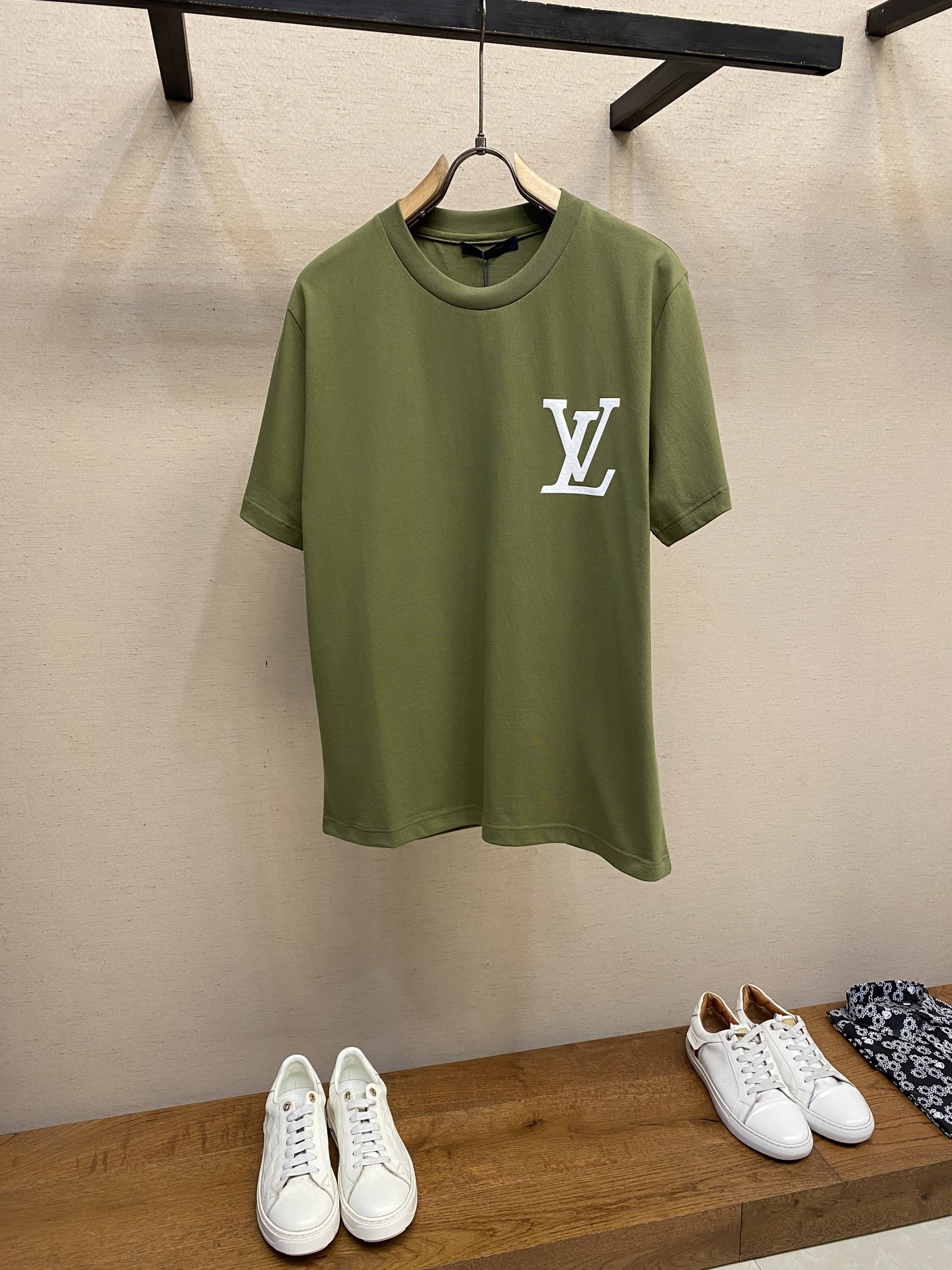 NO:141471,1V Louis Home Three-dimensional Printing T-shirts rely on the washing process to create attention-grabbing effects, and then use contrasting logo prints to interpret the theme of the seasonal travel. They can easily integrate various casual styles to fully express the rich retro style. The washing method is recommended for dry cleaning or cold water on the back to be washed separately and medium-temperature ironing. Size S-XL,,louis vuitton,alexander wang198609091V路易家 立体印花本款 T 恤依托水洗工艺营造瞩目效果,再以撞色标识印花诠释当季旅行主题.可轻松融入各式休闲造型,尽释浓郁复古风情. 洗涤方式建议干洗或反面冷水单独快速机洗中温熨烫 尺码S-XL,,louis vuitton,alexander wang,Men's clothing