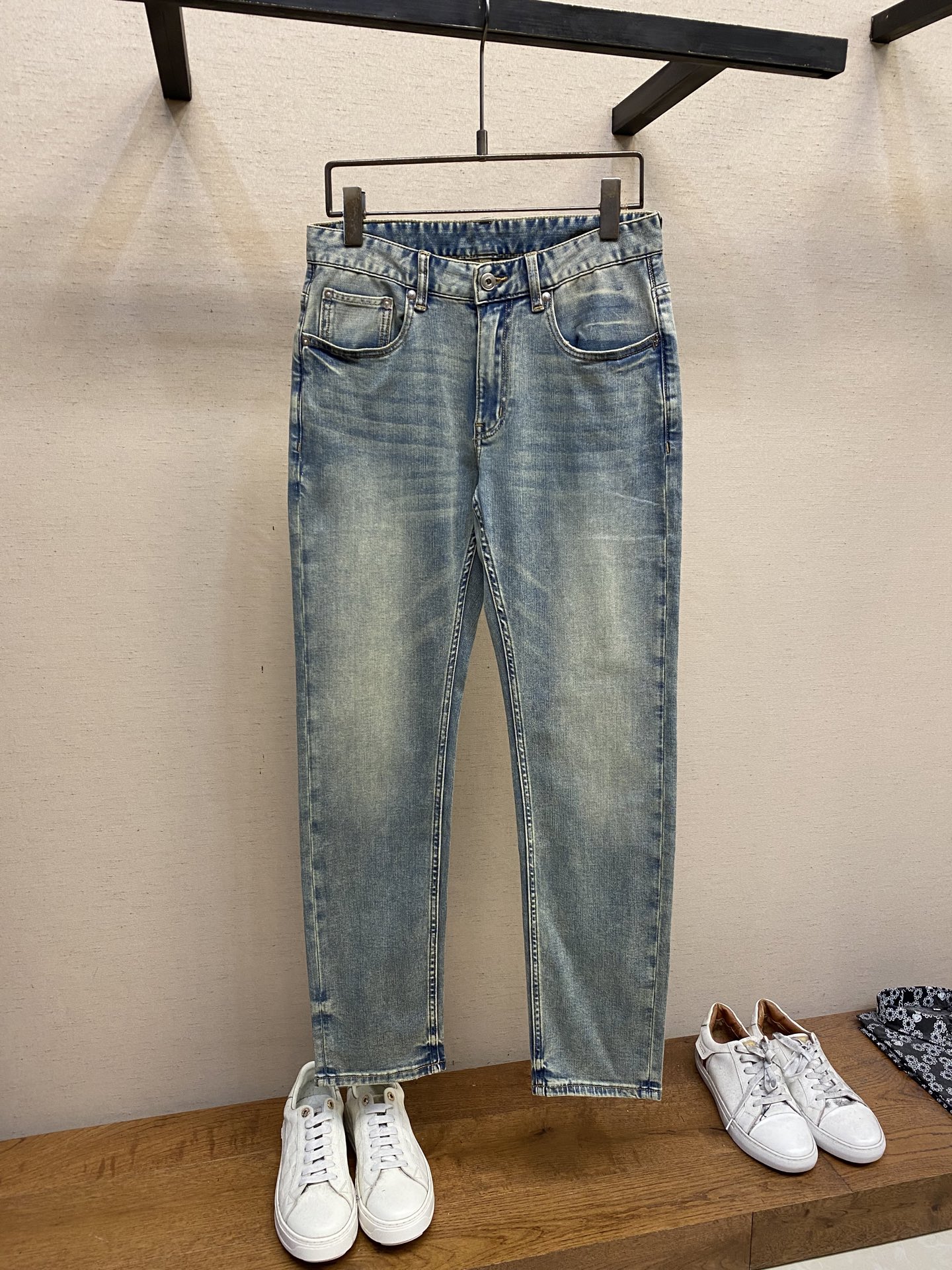 NO:141480,There are no restrictions on matching when wearing 2025ss. It is easy to wear and not picky about body shape. It is easy to set off other items to show your style and posture~ I have to give it a thumbs up for its practical wear. The style/detail design is not to be chosen, and whoever wears it looks good. This jeans really have to modify the leg shape more than you imagined. The overall size is mainly comfortable. The trouser legs are just right, making them look slimmer and straight, and easily wear them all over the screen, and the lengthening and proportional aura is fully opened!  You can match any style of items, match with various T-shirts/shirts, knitted jackets, and you don’t have to worry about matching when going out every day. Size 29-38, jeans, jackets & coats,shirts,tees, t-shirt,alexander wang198609092025ss好穿不挑身材在搭配上没有太多的限制 随意简洁的衬托其他单品,来展现自己的风格姿态～ 对于它的实穿性不得不竖起一个大拇指了,版型／细节设计没得挑,谁穿谁好看.这款牛仔裤真的要比你想象中更加修饰腿型,整体以舒适为主,裤腿大小做的恰到好处,显瘦显腿直,轻松穿出满屏的大长腿,拉长比例气场全开！ 可以百搭任何风格的单品,搭配各种T恤／衬衫,针织外套都可,日常外出不必再为搭配而烦恼了 尺码29-38,,jeans,jackets & coats,shirts,tees，t-shirt,alexander wang,Men's clothing