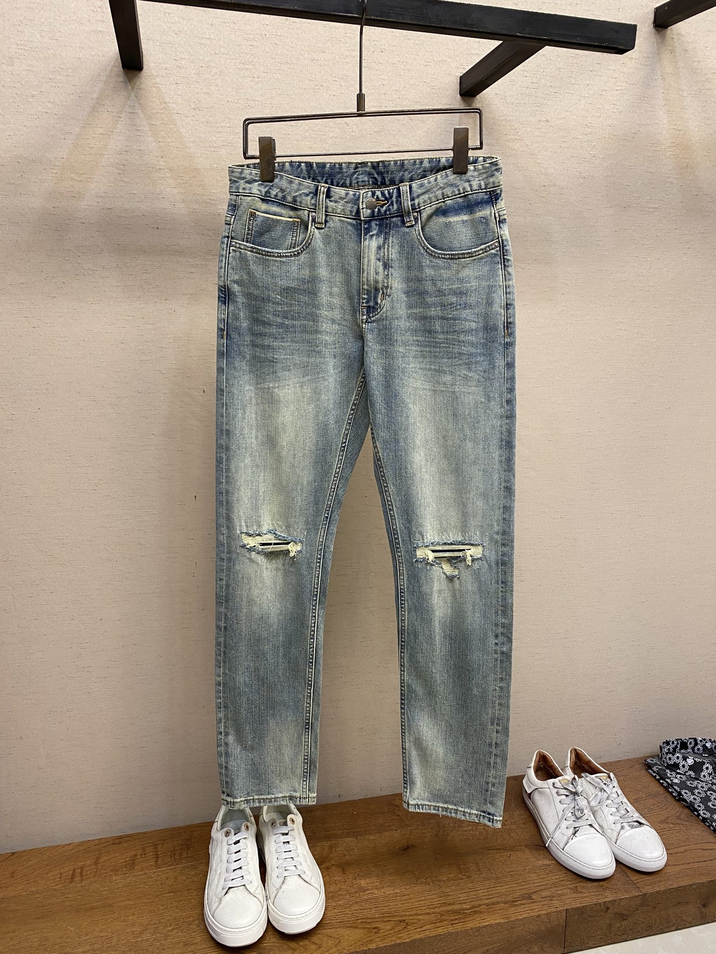 NO:141483,AMIRI, 2025ss is easy to wear and not picky about body shape. There are no restrictions on matching. It is casual and simple to set off other items to show your style and posture~ I have to give it a thumbs up for its practical wear. The style/detail design is not to be chosen, and whoever wears it looks good. This jeans really have to modify the leg shape more than you imagined. The overall size is mainly comfortable. The trouser legs are just right, making them look slimmer and straight, and easily wear them all over the screen, and the lengthening and proportional aura is fully opened!  You can match any style of items, match with various T-shirts/shirts, knitted jackets, you don’t have to worry about matching on your daily trip. Size 29-38, amiri, jeans, jackets & coats,shirts,tees, t-shirt,alexander wang19860909AMIRI,2025ss好穿不挑身材在搭配上没有太多的限制 随意简洁的衬托其他单品,来展现自己的风格姿态～ 对于它的实穿性不得不竖起一个大拇指了,版型／细节设计没得挑,谁穿谁好看.这款牛仔裤真的要比你想象中更加修饰腿型,整体以舒适为主,裤腿大小做的恰到好处,显瘦显腿直,轻松穿出满屏的大长腿,拉长比例气场全开！ 可以百搭任何风格的单品,搭配各种T恤／衬衫,针织外套都可,日常外出不必再为搭配而烦恼了 尺码29-38,,amiri,jeans,jackets & coats,shirts,tees，t-shirt,alexander wang,Men's clothing