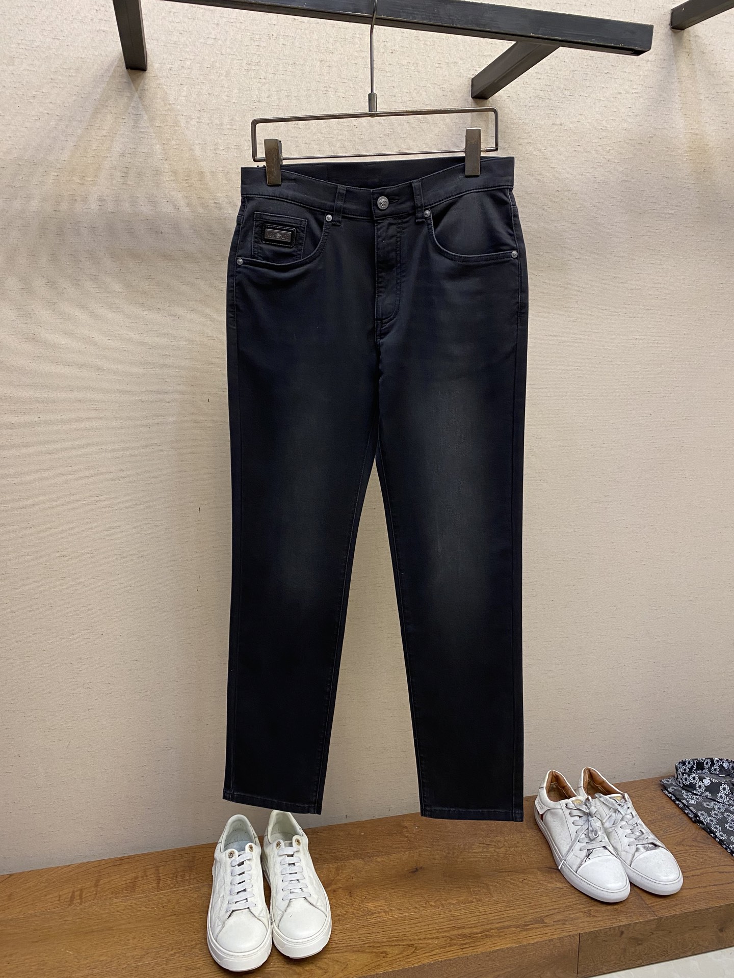 NO:141486,Versace and 2025ss are easy to wear and not picky about body shape. There are no restrictions on matching. They can set off other items in a random and simple way to show their style and posture~ I have to give it a thumbs up for its practical wear. The style/detail design is not to be chosen, and whoever wears it looks good. This jeans really have to modify the leg shape more than you imagined. The overall size is mainly comfortable. The trouser legs are just right, making them look slimmer and straight, and easily wear them in long legs all over the screen, and the aura is fully opened!  You can match any style of items, match with various T-shirts/shirts, knitted jackets, and you don’t have to worry about matching when going out on a daily basis. Size 29-38, versace, jeans, jackets & coats,shirts,tees, t-shirt,alexander wang19860909Versace、2025ss好穿不挑身材在搭配上没有太多的限制 随意简洁的衬托其他单品,来展现自己的风格姿态～ 对于它的实穿性不得不竖起一个大拇指了,版型／细节设计没得挑,谁穿谁好看.这款牛仔裤真的要比你想象中更加修饰腿型,整体以舒适为主,裤腿大小做的恰到好处,显瘦显腿直,轻松穿出满屏的大长腿,拉长比例气场全开！ 可以百搭任何风格的单品,搭配各种T恤／衬衫,针织外套都可,日常外出不必再为搭配而烦恼了 尺码29-38,,versace,jeans,jackets & coats,shirts,tees，t-shirt,alexander wang,Men's clothing