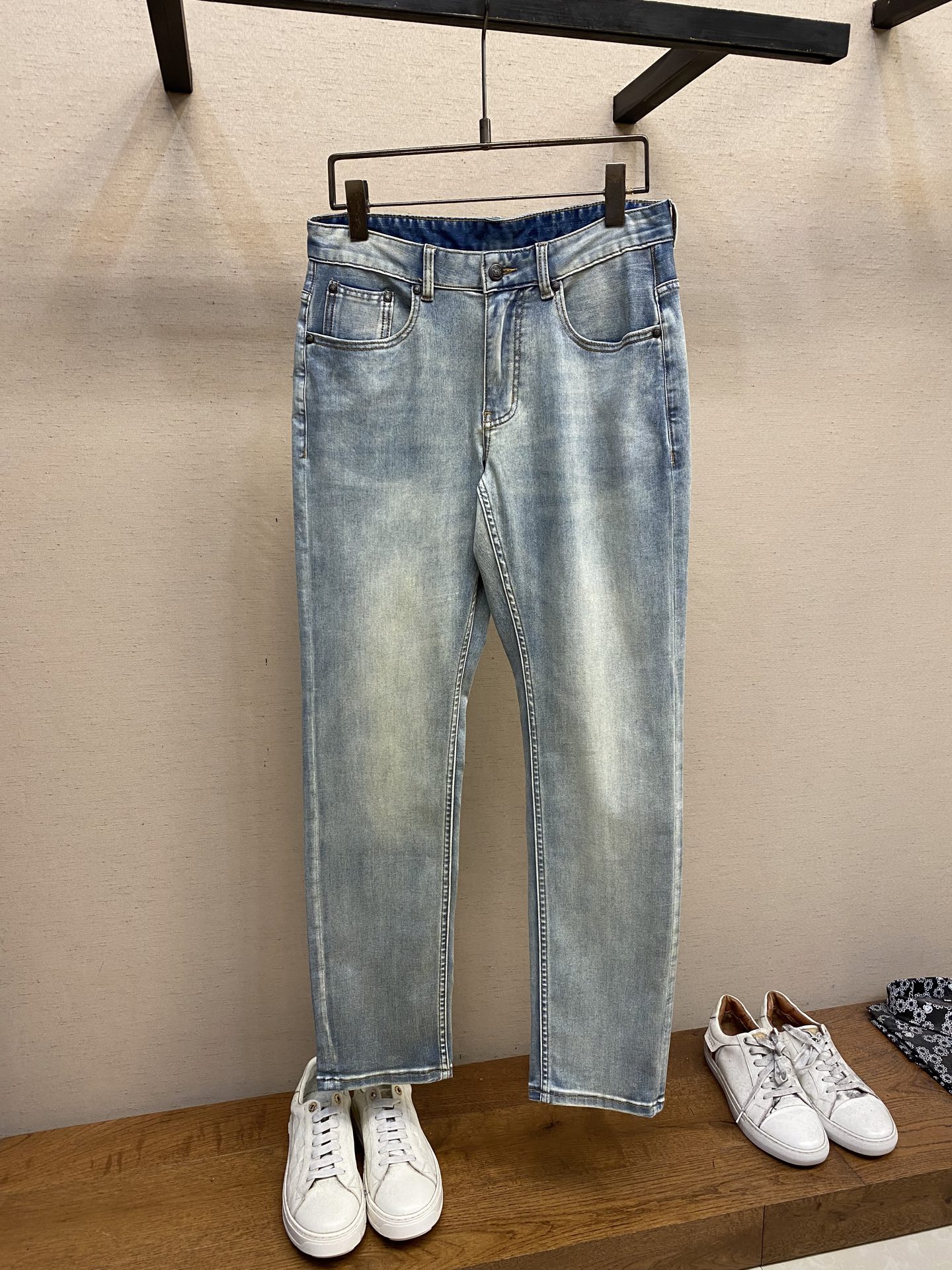 NO:141464,DG, 2025ss is easy to wear and not picky about body shape. There are no restrictions on matching. You can set off other items in a random and simple way to show your style and posture~ I have to give it a thumbs up for its practical wear. The style/detail design is not to be chosen, and whoever wears it looks good. This jeans really have to modify the leg shape more than you imagined. The overall size is mainly comfortable. The trouser legs are just right, making them look slimmer and straight, and easily wear them all over the screen, and the lengthening and proportional aura is fully opened!  You can match any style of items, match with various T-shirts/shirts, knitted jackets, you don’t have to worry about matching on your daily trip Size 29-38, Dolce & Gabbana, jeans, jackets & coats,shirts,tees, t-shirt,alexander wang19860909DG、2025ss好穿不挑身材在搭配上没有太多的限制 随意简洁的衬托其他单品,来展现自己的风格姿态～ 对于它的实穿性不得不竖起一个大拇指了,版型／细节设计没得挑,谁穿谁好看.这款牛仔裤真的要比你想象中更加修饰腿型,整体以舒适为主,裤腿大小做的恰到好处,显瘦显腿直,轻松穿出满屏的大长腿,拉长比例气场全开！ 可以百搭任何风格的单品,搭配各种T恤／衬衫,针织外套都可,日常外出不必再为搭配而烦恼了 尺码29-38,,Dolce&Gabbana,jeans,jackets & coats,shirts,tees，t-shirt,alexander wang,Men's clothing