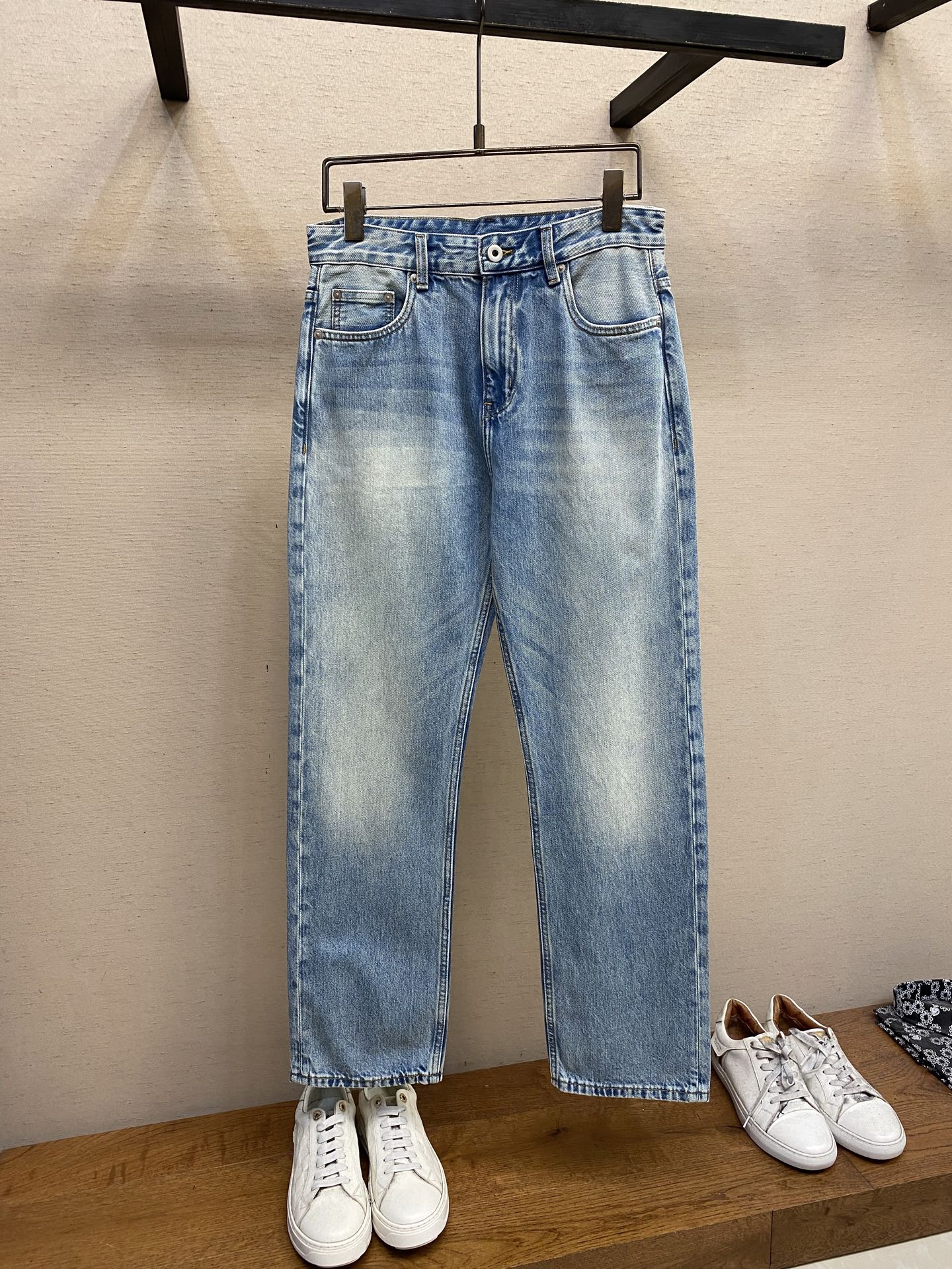 NO:141467,VLT... 2025ss is easy to wear and not picky about body shape. There are no restrictions on matching. You can set off other items in a random and simple way to show your style and posture~ I have to give it a thumbs up for its practical wear. The style/detail design is not to be chosen, and whoever wears it looks good. This jeans really have to modify the leg shape more than you imagined. The overall size is mainly comfortable. The trouser legs are just right, making them look slimmer and straight, and easily wear them all over the screen, and the lengthening and proportional aura is fully opened!  You can match any style of items, match with various T-shirts/shirts, knitted jackets, and you don’t have to worry about matching when going out every day. Size 29-38, jeans, jackets & coats,shirts,tees, t-shirt,alexander wang19860909VLT……2025ss好穿不挑身材在搭配上没有太多的限制 随意简洁的衬托其他单品,来展现自己的风格姿态～ 对于它的实穿性不得不竖起一个大拇指了,版型／细节设计没得挑,谁穿谁好看.这款牛仔裤真的要比你想象中更加修饰腿型,整体以舒适为主,裤腿大小做的恰到好处,显瘦显腿直,轻松穿出满屏的大长腿,拉长比例气场全开！ 可以百搭任何风格的单品,搭配各种T恤／衬衫,针织外套都可,日常外出不必再为搭配而烦恼了 尺码29-38,,jeans,jackets & coats,shirts,tees，t-shirt,alexander wang,Men's clothing