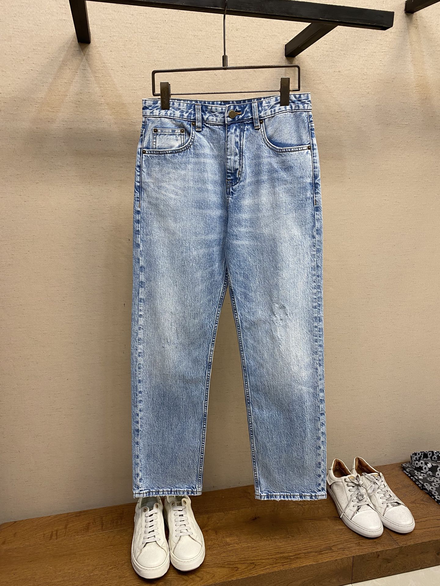 NO:141470,Loewe, 2025ss is easy to wear and not picky about body shape. There are no restrictions on matching. It is casual and simple to set off other items to show your style and posture~ I have to give it a thumbs up for its practical wear. The style/detail design is not to be chosen, and whoever wears it looks good. This jeans really have to modify the leg shape more than you imagined. The overall size is mainly comfortable. The trouser legs are just right, making them look slimmer and straight, and easily wear them all over the screen, and the lengthening and proportional aura is fully opened!  You can match any style of items, match with various T-shirts/shirts, knitted jackets, and you don’t have to worry about matching on your daily trip. Size 29-38, loewe, jeans, jackets & coats,shirts,tees, t-shirt,alexander wang19860909Loewe,2025ss好穿不挑身材在搭配上没有太多的限制 随意简洁的衬托其他单品,来展现自己的风格姿态～ 对于它的实穿性不得不竖起一个大拇指了,版型／细节设计没得挑,谁穿谁好看.这款牛仔裤真的要比你想象中更加修饰腿型,整体以舒适为主,裤腿大小做的恰到好处,显瘦显腿直,轻松穿出满屏的大长腿,拉长比例气场全开！ 可以百搭任何风格的单品,搭配各种T恤／衬衫,针织外套都可,日常外出不必再为搭配而烦恼了 尺码29-38,,loewe,jeans,jackets & coats,shirts,tees，t-shirt,alexander wang,Men's clothing