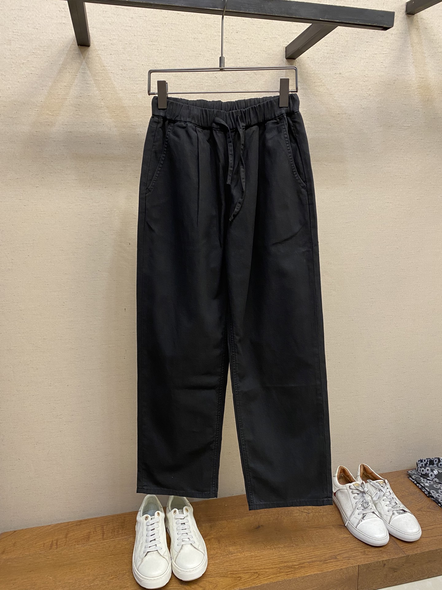 NO:141473,Prada and 2025ss are easy to wear and not pick on the figure. There are no restrictions on matching. They can set off other items in a random and simple way to show their style and posture~ I have to give it a thumbs up for its practical wear. The style/detail design is not to be chosen, and whoever wears it looks good. This jeans really have to modify the leg shape more than you imagined. The overall size is mainly comfortable. The trouser legs are just right, making them look slimmer and straight, and easily wear them all over the screen, and the lengthening and proportional aura is fully opened!  You can match any style of items, match with various T-shirts/shirts, knitted jackets, you don’t have to worry about matching when going out every day. Size S-2xl, prada, jeans, jackets & coats,shirts,tees, t-shirt,alexander wang19860909Prada、2025ss好穿不挑身材在搭配上没有太多的限制 随意简洁的衬托其他单品,来展现自己的风格姿态～ 对于它的实穿性不得不竖起一个大拇指了,版型／细节设计没得挑,谁穿谁好看.这款牛仔裤真的要比你想象中更加修饰腿型,整体以舒适为主,裤腿大小做的恰到好处,显瘦显腿直,轻松穿出满屏的大长腿,拉长比例气场全开！ 可以百搭任何风格的单品,搭配各种T恤／衬衫,针织外套都可,日常外出不必再为搭配而烦恼了 尺码S-2xl,,prada,jeans,jackets & coats,shirts,tees，t-shirt,alexander wang,Men's clothing