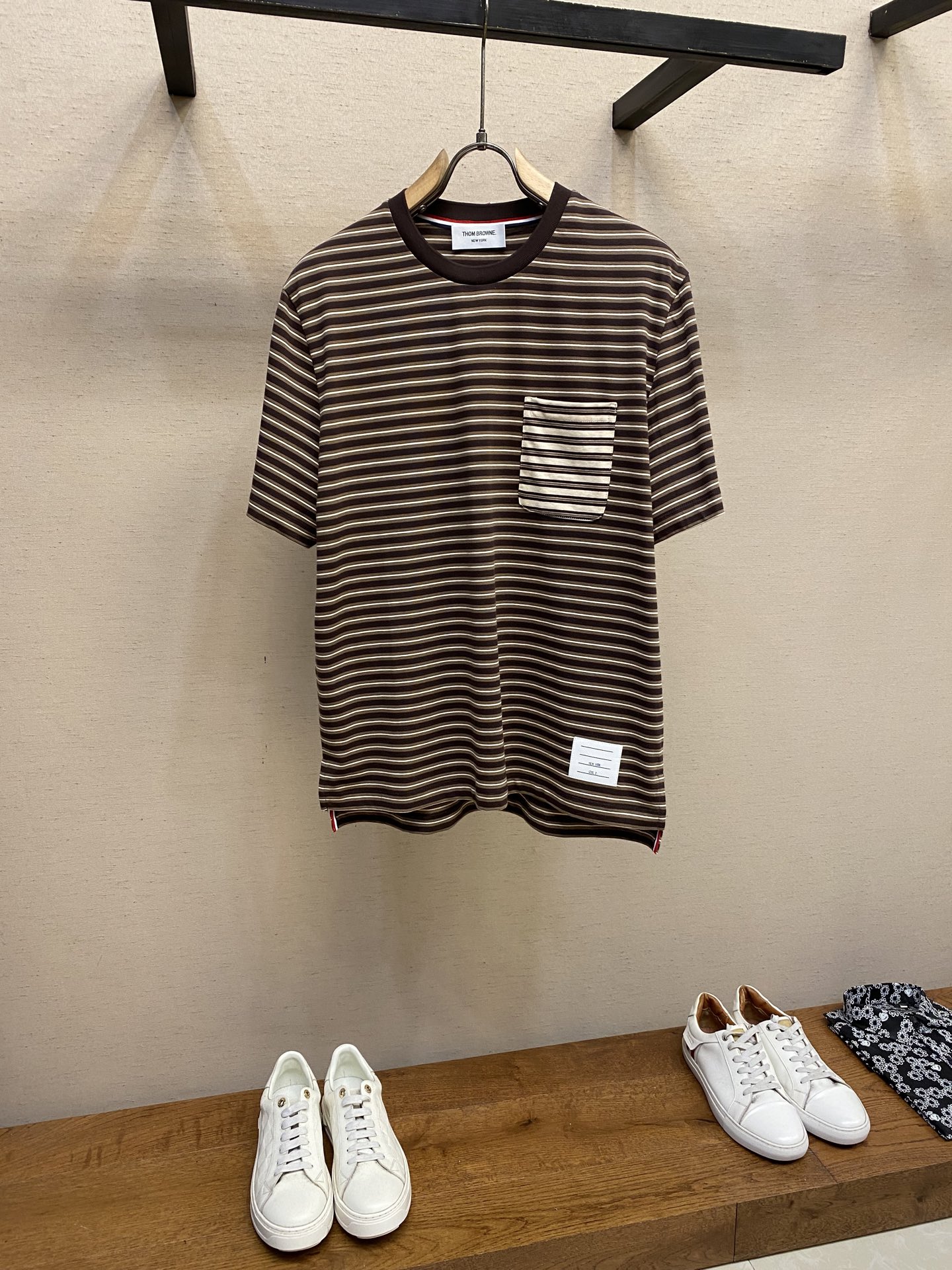NO:141482,THOM BROWNE 25 Spring and Summer New Model  Colored woven striped contrast patch pocket brown element striped round neck short-sleeved T-shirt, with rare brown stripes, made of dark brown, light brown, and beige to create a stripe color matching of different widths and narrowness. The white stripes also specially jacquarded with fine edge strokes of brown. The overall color tone transitions harmoniously, fixed weaving and dyeing, interlaced stripes composed of five groups of color yarns. Even the patches in the small area of ​​the pocket have been made separately in a new color jacquard.  The stripes form a contrasting contrast with the large body. The ribbed collar has a stable structure and is not easy to deform, which perfectly fits the neck line. The signature elements are retained, and the inner collar is lined with red, white and blue webbing, the back collar is a classic red, white and blue flag, and the hem is labeled on the hem, the front is short and the back is long. The inner slits are inlaid with red, white and blue webbing, which are versatile and all kinds of items, which can be used for business, leisure or high street, and the May Day outfit is worn, and the summer outfit is high-quality items.  Size S-XL, T-shirt,tees,t-shirt,alexander wang19860909THOM BROWNE 25春夏新款 色织条纹撞色贴布口袋棕色元素条纹圆领短袖T恤,比较稀罕的咖色系条纹,由深咖色,浅咖色,米白色来构建宽窄不一的条纹配色,白色条的边框还特别的提花了咖色的细边描线,整体色调过渡和谐,定织定染,由五组色纱组合而成的相间条纹,就连口袋那么小区域的贴布,也单独做了全新配色的提花条纹,与大身正好形成对比撞色.领部罗纹,结构稳定,不易变形,极好地贴合脖颈线条.保留了招牌元素,在内领处衬了红白蓝织带,后领经典的红白蓝旗标,下摆处贴布标签,前短后长的衣摆,侧身开衩的内里镶嵌了红白蓝织带,百搭各类单品,可商务可休闲可高街,五一出游穿搭,夏季穿搭优质单品 尺码S-XL,,T-shirt,tees，t-shirt,alexander wang,Men's clothing