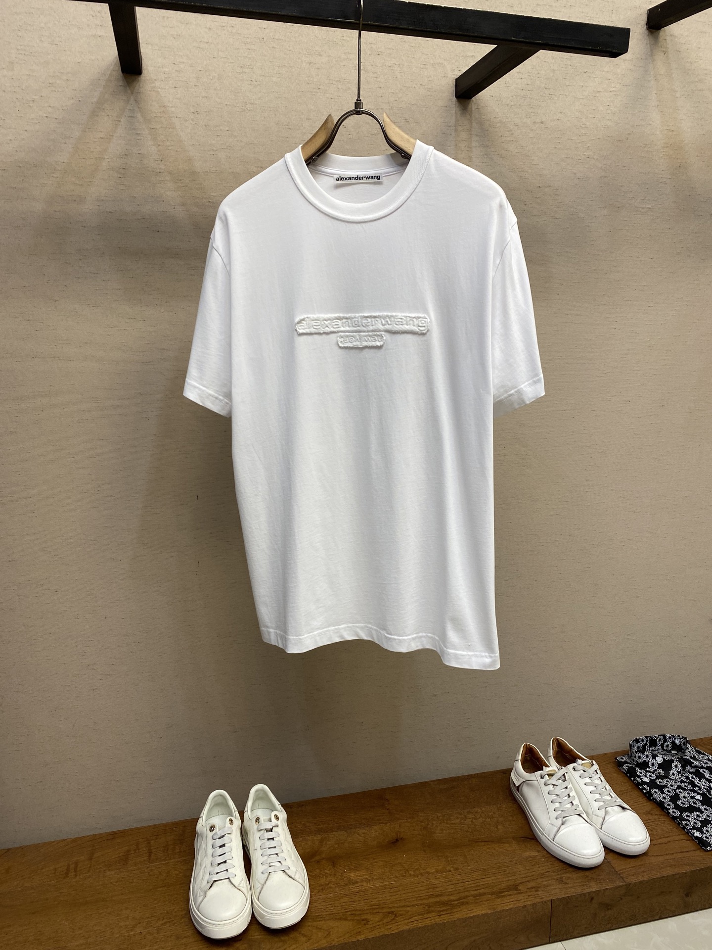 NO:141479,Alexander Wang 25 spring and summer new style brushed patch embroidered letters, Alexander King has always been a brilliant star in the fashion industry. Today, the latest 2025SS patch embroidered short-sleeved T-shirt has pushed the unique charm of this brand to a new height. The 25-year new three-dimensional micro-label short-sleeved T-shirt is comfortable with pure cotton material, and the classic black and white color matching is simple and elegant. The craftsmanship of patch embroidery is undoubtedly a highlight of this T-shirt. The fine embroidery makes every needle and thread look so exquisite. This craftsmanship makes the pattern more three-dimensional, full of artistic atmosphere, loose tailoring, and the same upper body as men and women, high-end and beautiful!  Size S-XL, alexander wang,T-shirt,tees,t-shirt,alexander wang19860909Alexander Wang 25春夏新款 拉绒贴布绣字母,亚历山大王,一直以来都是时尚界的璀璨明星,而今的2025SS最新款贴布绣短袖T恤更是将这一品牌的独特魅力推向了新的高度. 25年新款立体微标短袖T恤,纯棉材质上身舒服,黑白经典配色简约大方,贴布绣的工艺,无疑是这款T恤的一大亮点.精细的绣工,让每一针每一线都显得如此精致.这种工艺使得图案更加立体,充满了浓厚的艺术气息,宽松剪裁,男女同款上身高级好看！ 尺码S-XL,,alexander wang,T-shirt,tees，t-shirt,alexander wang,Men's clothing