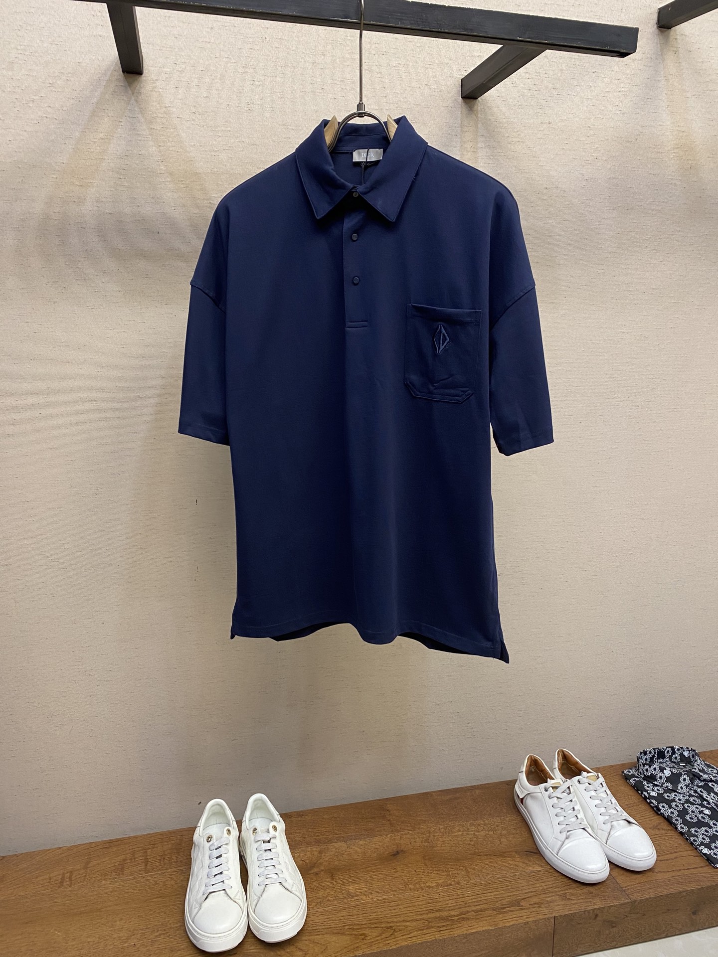 NO:141485,Dior, 2025, Dior Golf series, shirt collar short-sleeved polo shirt, 350g knitted fabric, shoulder-drop Os style, slits on both sides, front patch pocket with three-dimensional embroidery, fine workmanship, double-closed secret buckle on the neck, complete three-standard, 11 restore. Size S-XL,,dior,dior,shirts,T-shirt,alexander wang19860909Dior、2025,迪奥高尔夫系列,衬衫领短袖polo衫,350g针织面料,落肩os版型,两侧开叉,前幅贴袋配立体绣花,通体做工精细,领口双开合暗扣,三标齐全,11还原. 尺码S-XL,,dior,dior,shirts,T-shirt,alexander wang,Men's clothing