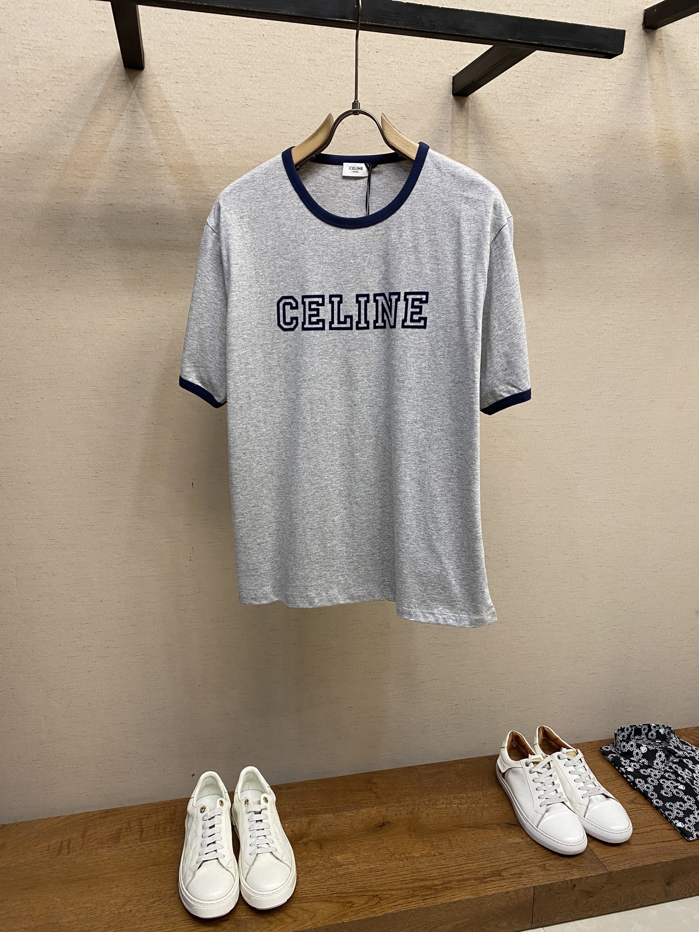 NO:141487,Celine, flocked printed round neck short sleeves Original, 500 yuan purchase; Pure cotton fabric, contrasting color piping, flocked printed pattern, round neck standard version, full set of auxiliary materials equipped # Cotton jersey fabric uses 24S special textile tight cotton fabric, 185g; matched with 32S double yarn thread, 220g. The tight spinning strength is higher than the traditional single yarn, and the single fibers in the tight yarn are arranged tightly, which helps to improve the strength of the yarn. The ends of the fibers are twisted into the yarn, so the yarn is very tight, and the yarn looks smooth and there are fewer hairs. The tight spinning yarn has higher strength and fewer hairs, which is not easy to cause hair wear. # The front is marked flocking printing  The letter pattern uses transfer flocking technology, and uses thermal transfer technology to support a solid adhesive-shaped print pattern. At the same time, the flocking print is made of nylon material, which has good anti-fouling performance and waterproof function. It will feel soft and delicate to the touch, soft and comfortable; there is no limit on dyeing, and the dyeing effect is achieved through different process requirements. # Contrast color ribbed straight-tube style loose clothing cut, no body shape, round neck collar, shoulder line falls shoulder width, no shoulder width, and the inner seam is made with elastic inlay to prevent the clothes body from walking after washing multiple times. The cuffs and bottom edges of the hem are used to fix the double bright lines. Size XS-L,,celine,T-shirt,alexander wang19860909Celine、植绒印花圆领短袖 原,500购买；纯棉质面料、撞色罗口滚边、植绒印花图案、圆领标准版型、全套辅料配备 # 棉质平纹针织面料 采用24S特种纺织紧密棉面料,185g；搭配32S双纱螺纹,220g.紧密纺强力比传统单纱高,紧密纱中的单纤维排列紧密,有助于提高纱线的强力.纤维的端头均捻入纱线内,因此成纱非常紧密,纱线外观光洁毛羽少.紧密纺纱线强力较高毛羽较少,不易产生磨毛的现象. # 正面呈现标识植绒印花 字母图案选用转移植绒工艺,以热转印技术加持牢固粘合剂成型印花图案.同时植绒印花的成分采用尼龙材质,尼龙本身具有良好的防污性能和防水功能.手感摸起来会有柔软细腻的感觉,柔软舒适；染色没有限制,通过不同的工艺要求达到染色的效果. # 撞色罗纹直筒版型 宽松衣型裁剪,不束身不限制身型.圆领领口,肩线落肩,不限制肩宽,内部做缝处以弹力嵌条的嵌入防止多次穿洗后衣身走行.袖口、下摆底边采用的分别专机辑双明线收边固定. 尺码XS-L,,celine,T-shirt,alexander wang,Men's clothing