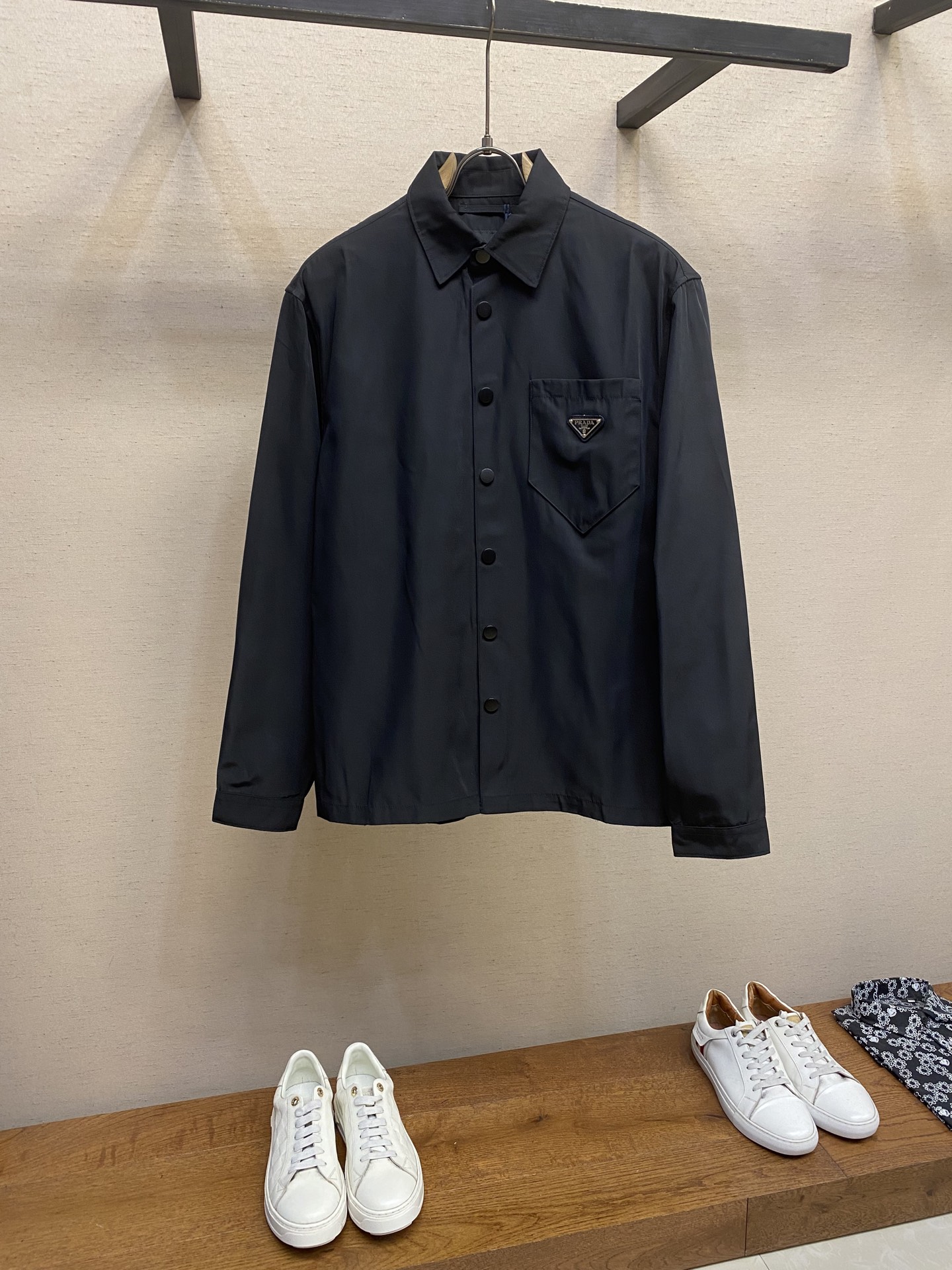 NO:144532,Prada and PD Early Spring Re-Nylon Recycled Nylon Shirt 23 Early Spring Latest Iconic Simple Enamel Triangle Marker on the chest Button Flying for both men and women Simple and versatile ~ Single and layered Prada ~ Main line 23 Early Spring Early Spring Experience Recycled Nylon Simple Lightweight Nylon Shirt Jacket ~ Customer-supplied 280T Waterproof Nylon Woven Fabric Slightly Thicker Thicker than Lightweight Parachute Clothing Shirt-style Lapel Single Layer No Lining Iconic Letter Triangle Marker on the chest Button Flying ~ Normal style Can be worn by both men and women A versatile item!  Size S-XL, prada, jackets & coats,shirts,alexander wang19860909Prada、PD早春Re-Nylon再生尼龙衬衫 23早春最新 胸前标志性简约珐琅三角标 纽扣门襟 男女均可 简洁百搭～单穿、叠穿都OK Prada ～主线 23早春抢先体验 再生尼龙简洁轻型尼龙衬衫外套～ 客供280T防水尼龙梭织面料 比轻薄降落伞布略微厚一点点 衬衫式翻领 单层无内衬 胸口标志性字母三角标 纽扣门襟～ 正常版型 男女都可以穿 百搭单品！ 尺码S-XL,,prada,jackets & coats,shirts,alexander wang,Men's clothing