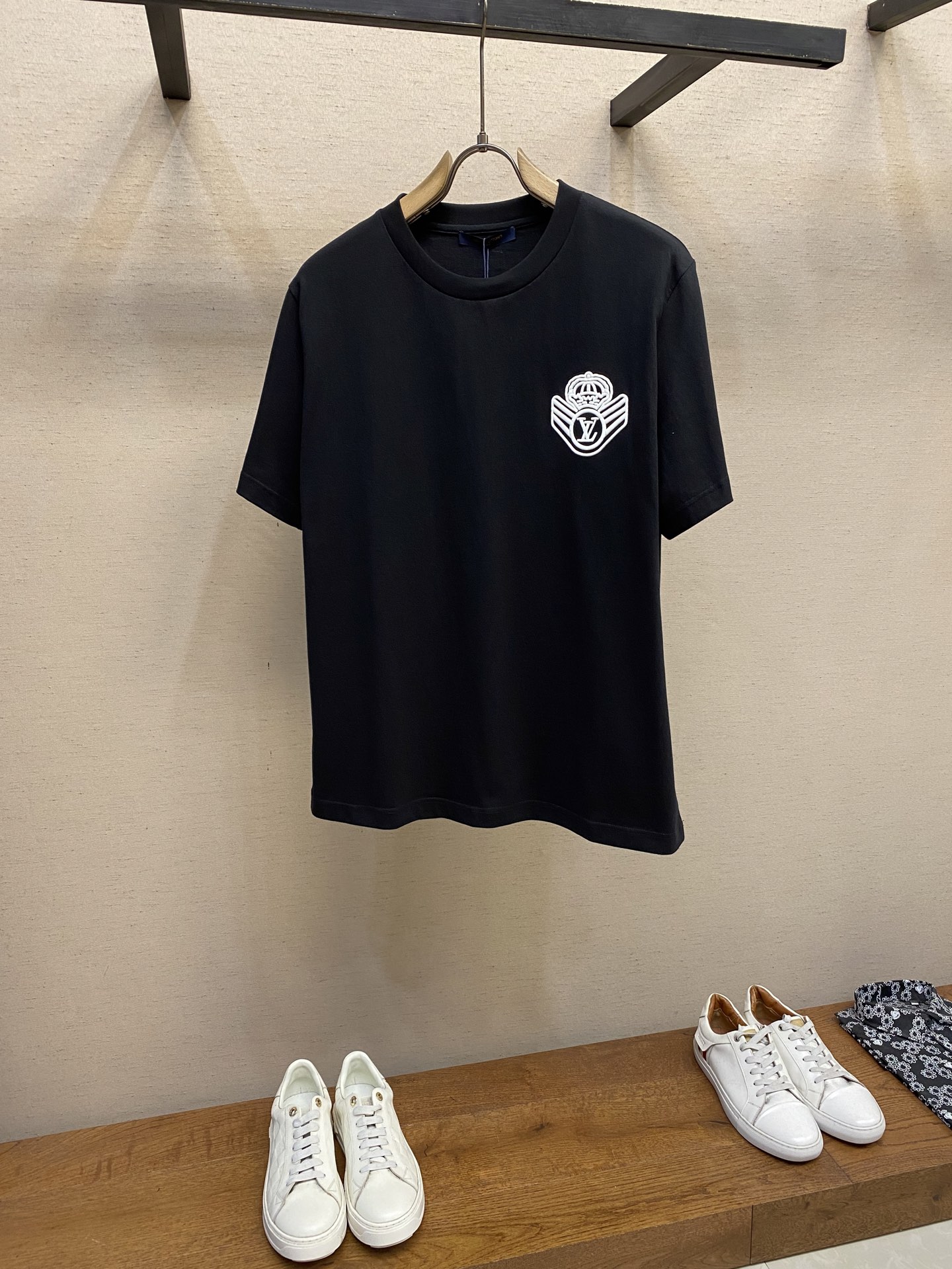 🌟🌟 1V路易家 立体徽章刺绣棉质短袖T恤 本款 T 恤取材轻盈棉质针织，立体效果徽章刺绣配合后背方标为