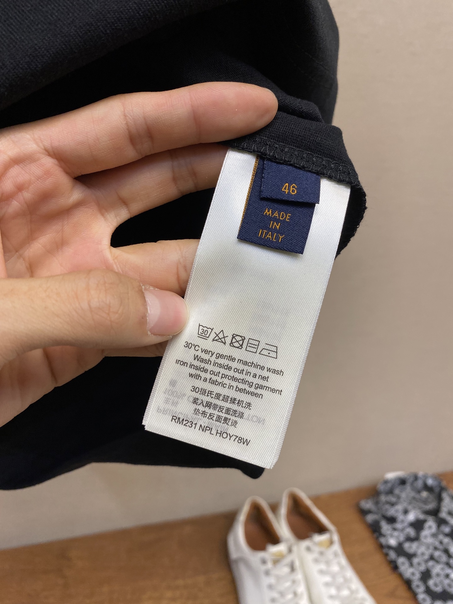 🌟🌟 1V路易家 立体徽章刺绣棉质短袖T恤 本款 T 恤取材轻盈棉质针织，立体效果徽章刺绣配合后背方标为