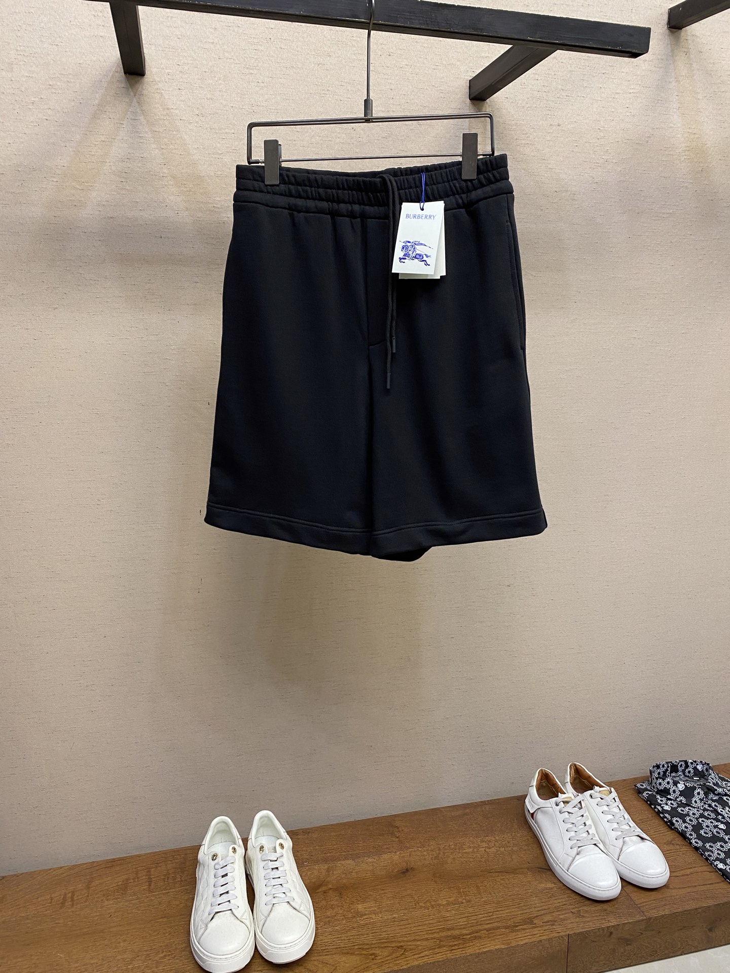 NO:455793,BBR, cotton plaid decal shorts Fabric selection Use light flip cotton fabric, with cotton fiber as the main raw material, the front is a smooth cotton surface, and the other side is fleece-tight, forming a delicate fleece surface, which is breathable, moisture-absorbing and soft. The craftsmanship and details are designed with elastic bands, and the waist is adjusted with drawstrings. The elastic band at the waist is sewn with a tight line, making it more firm, flat and beautiful, while taking into account good elasticity. There are pockets on both sides, and the pocket mouth is reinforced by knotting. The edge of the back patch pocket is sewn on the breeze position by three-needle and four-line process, which enhances visual aesthetics and durability. The bag body is decorated with the brand's classic plaid war horse logo decal. This product incorporates BUR's classic plaid equestrian knight logo, which well reflects the recognition of the product.  Size S-XL, Burberry, shorts, alexander wang19860909BBR、棉质格纹贴花短裤  面料选择 选用轻盈的翻面绒棉质面料,以棉纤维为主要原料,正面是光滑的棉质表面,另一面经过起绒处理,形成细腻的绒毛表面,具有透气性,吸湿性和柔软性. 工艺和细节腰部采用松紧带设计,搭配抽绳调节,运用橡筋车缝合腰部松紧带,线距紧密,使其更加牢固、平整和美观同时兼顾良好的弹性.两侧设有口袋,运用套结工艺加固袋口.后贴袋边缘处运用嵌车三针四线工艺缝制于臀位之上,强化视觉美观度和耐用性,袋体上饰有品牌经典的格纹战马徽标贴花. 这款产品融入了BUR经典的格纹马术骑士徽标,很好的体现了产品的辨识度 尺码S-XL,,burberry,shorts,alexander wang,Men's clothing