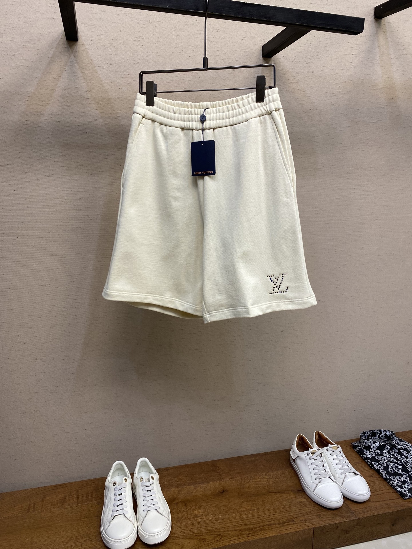 NO:427922,1V Louis Home This shorts are made of delicate cotton blended knitted to create a loose silhouette, making the brand logo on the left reflect the iridescent color, and then convey an elegant style with a soft ribbed waist. It can be easily integrated into a casual look, and can also be used with the same T-shirt to make a good choice for summer travel. It is recommended to dry cleaning or wrap the back of the laundry bag to quickly machine-wash and dry naturally!  Size S-XL, louis vuitton, shorts, alexander wang198609091V路易家 本款短裤采用细腻棉质混纺针织塑造宽松廓形,令左侧品牌标识幻彩莱茵石标识映现莹泽虹彩,再以柔软罗纹腰部传递优雅格调.可轻松融入休闲造型,亦可与同款 T 恤共同成就夏日出行佳选. 洗涤方式建议干洗或包裹洗衣袋反面单独冷水快速机洗自然晾干！ 尺码S-XL,,louis vuitton,shorts,alexander wang,Men's clothing