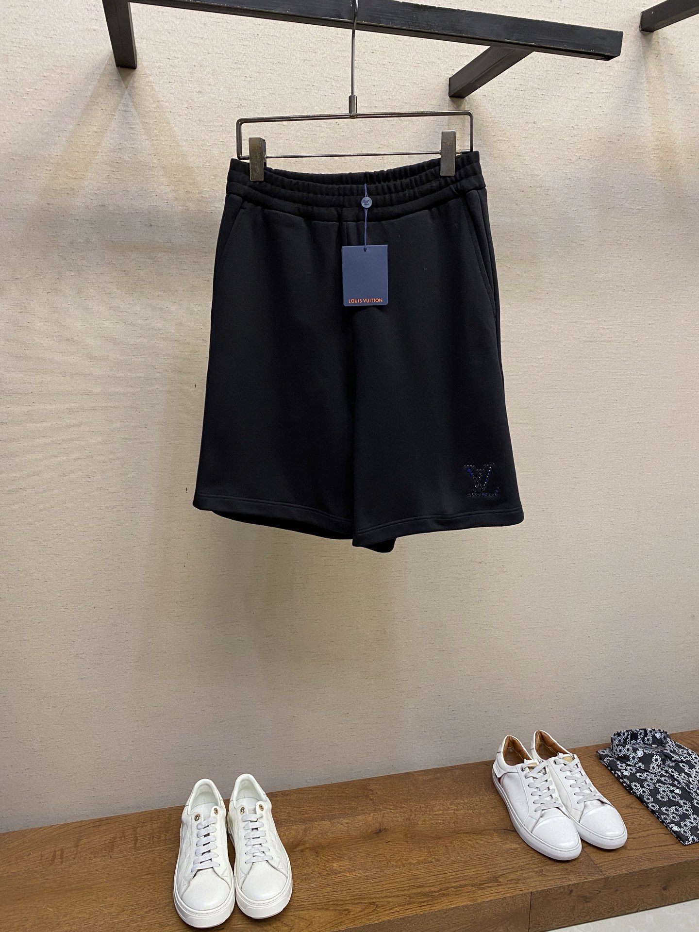 NO:427930,1V Louis Home This shorts are made of delicate cotton blended knitted to create a loose silhouette, making the brand logo on the left reflect the iridescent color, and then convey an elegant style with a soft ribbed waist. It can be easily integrated into a casual look, and can also be used with the same T-shirt to make a good choice for summer travel. It is recommended to dry cleaning or wrap the back of the laundry bag to quickly machine-wash and dry naturally!  Size S-XL, louis vuitton, shorts, alexander wang198609091V路易家 本款短裤采用细腻棉质混纺针织塑造宽松廓形,令左侧品牌标识幻彩莱茵石标识映现莹泽虹彩,再以柔软罗纹腰部传递优雅格调.可轻松融入休闲造型,亦可与同款 T 恤共同成就夏日出行佳选. 洗涤方式建议干洗或包裹洗衣袋反面单独冷水快速机洗自然晾干！ 尺码S-XL,,louis vuitton,shorts,alexander wang,Men's clothing