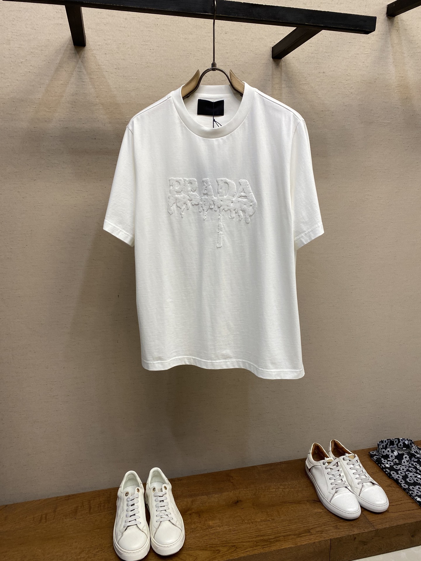 NO:427909,Prada, Prada 3D embossed embroidered cotton half-sleeved T-shirt can be controlled by both men and women!  Dry cleaning or reverse wrap laundry bags only, quick chiller machine wash and dry naturally!  Avoid soaking in warm water and washing hands. Size S-XL, prada, prada, tees, t-shirt, alexander wang19860909Prada,普拉达3D压花刺绣棉质半袖T恤男女皆可驾驭！ 仅限干洗或反面包裹洗衣袋快速冷水机洗自然晾干！忌温热水浸泡手洗手搓 尺码S-XL,,prada,prada,tees，t-shirt,alexander wang,Men's clothing