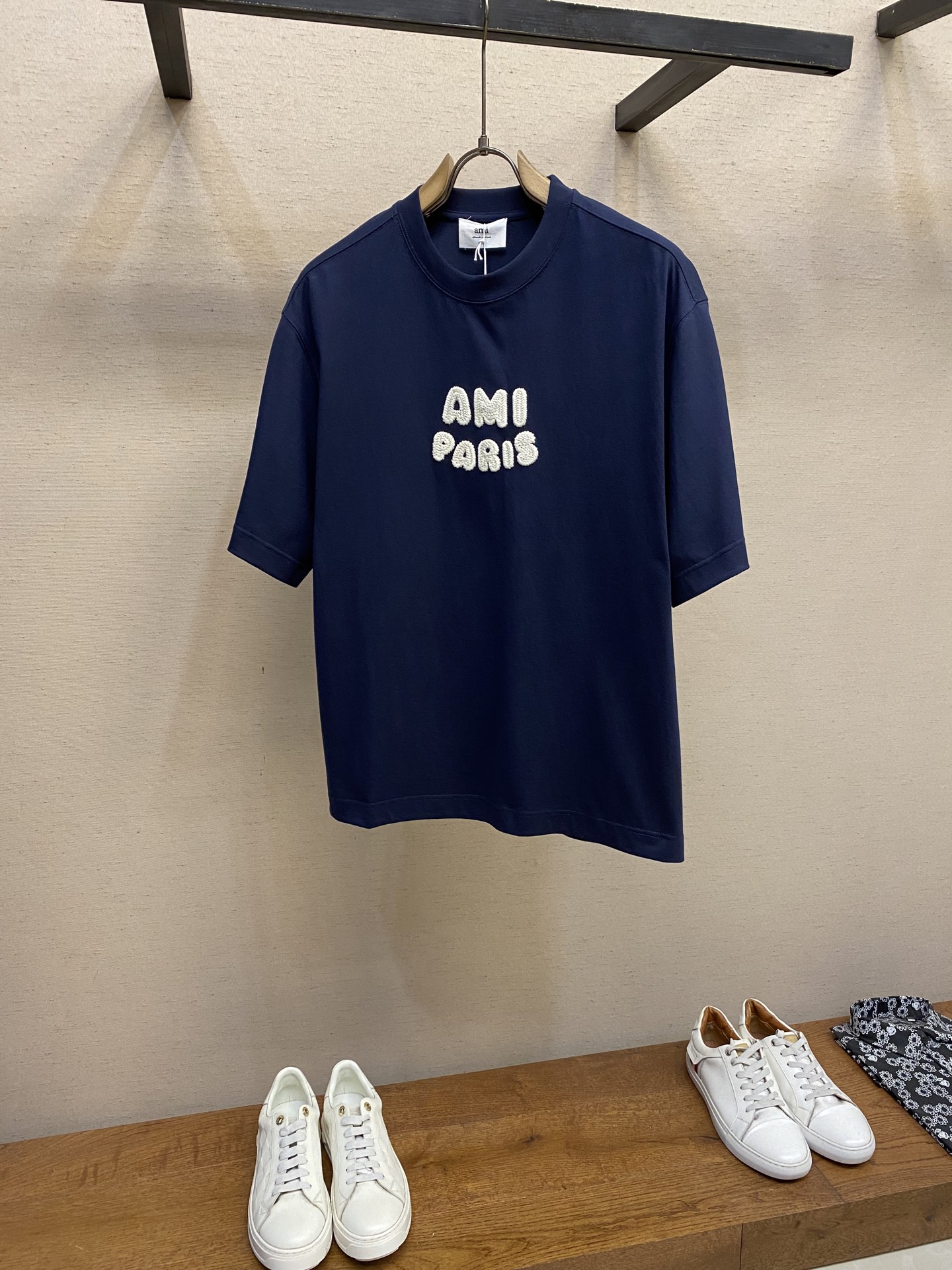 NO:427918,AMI... Amy 2025FW must-have for men. The love series early spring limited edition really doesn’t look too good. Wool logo love embroidery/back the same color AMI embroidery heavy cotton half-sleeved T-shirt. Washing method, reverse wrap, laundry bag, cold water, quick machine washing!  !  Do not soak/wash in warm water!  Size S-XL, amiri,tees, t-shirt,alexander wang19860909AMI……艾米 2025FW 男大必备款 爱心系列早春限量版真的不要太好看 毛线logo爱心刺绣/后背同色AMI刺绣重磅纯棉半袖T恤 洗涤方式反面包裹洗衣袋冷水快速机洗！！不得浸泡/温热水洗涤！ 尺码S-XL,,amiri,tees，t-shirt,alexander wang,Men's clothing