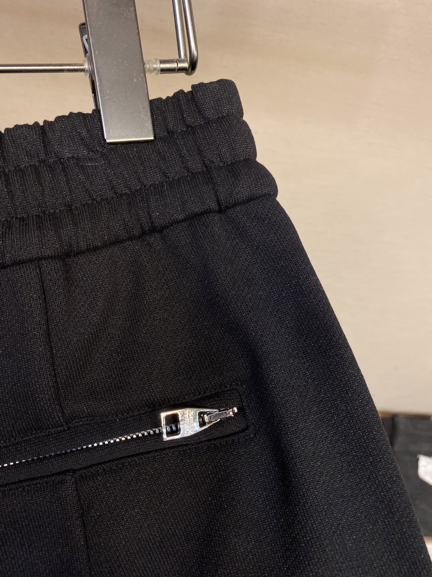 Alexander McQueen Leisure Shorts with Skull Embroidery and Unique Nail Design - 图片 8