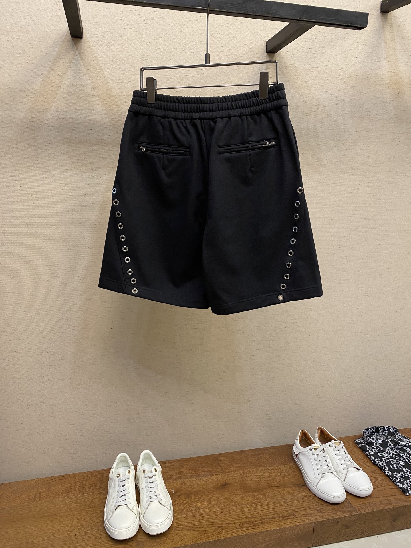 Alexander McQueen Leisure Shorts with Skull Embroidery and Unique Nail Design - 图片 2