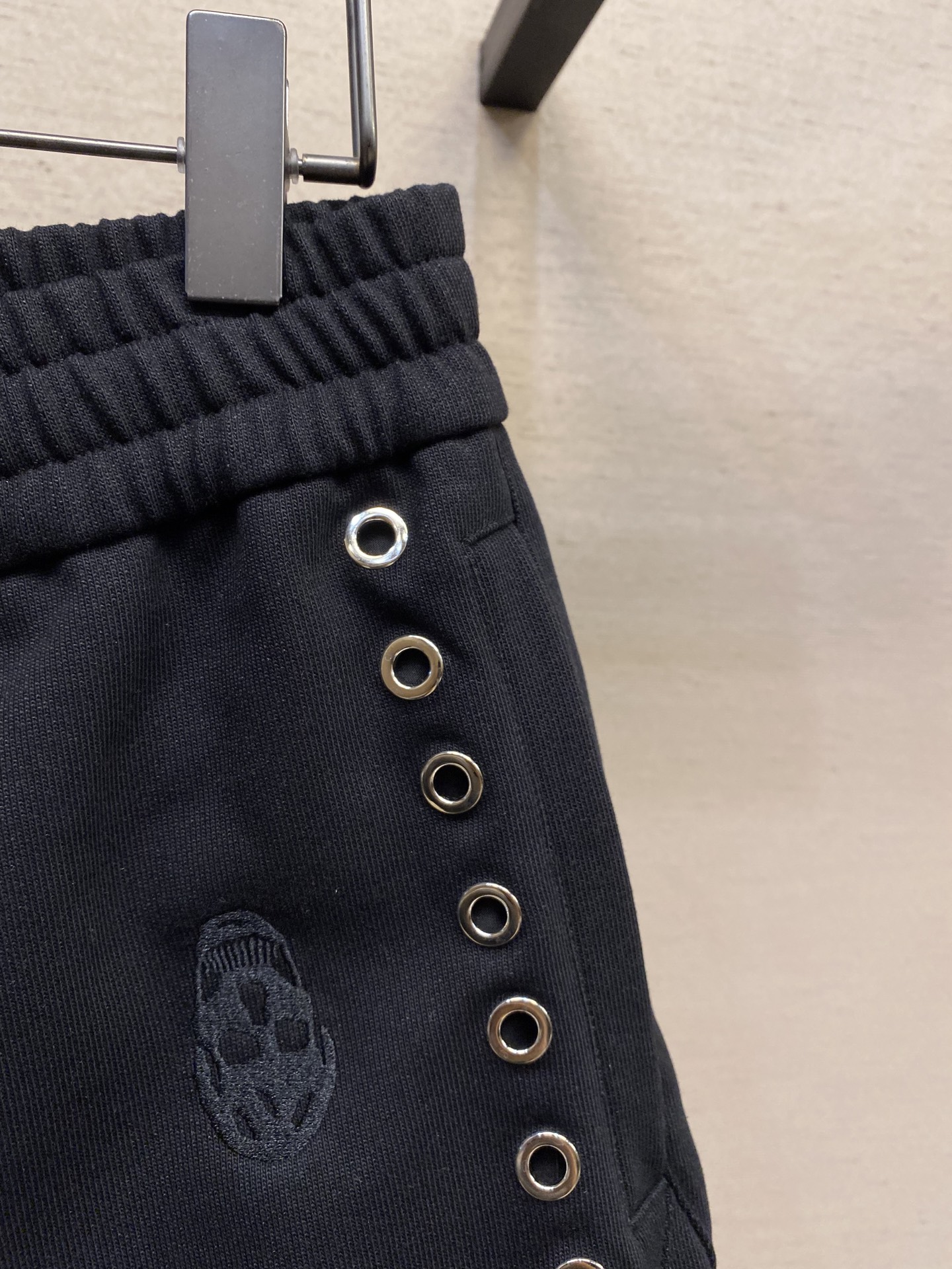 Alexander McQueen Leisure Shorts with Skull Embroidery and Unique Nail Design - 图片 3