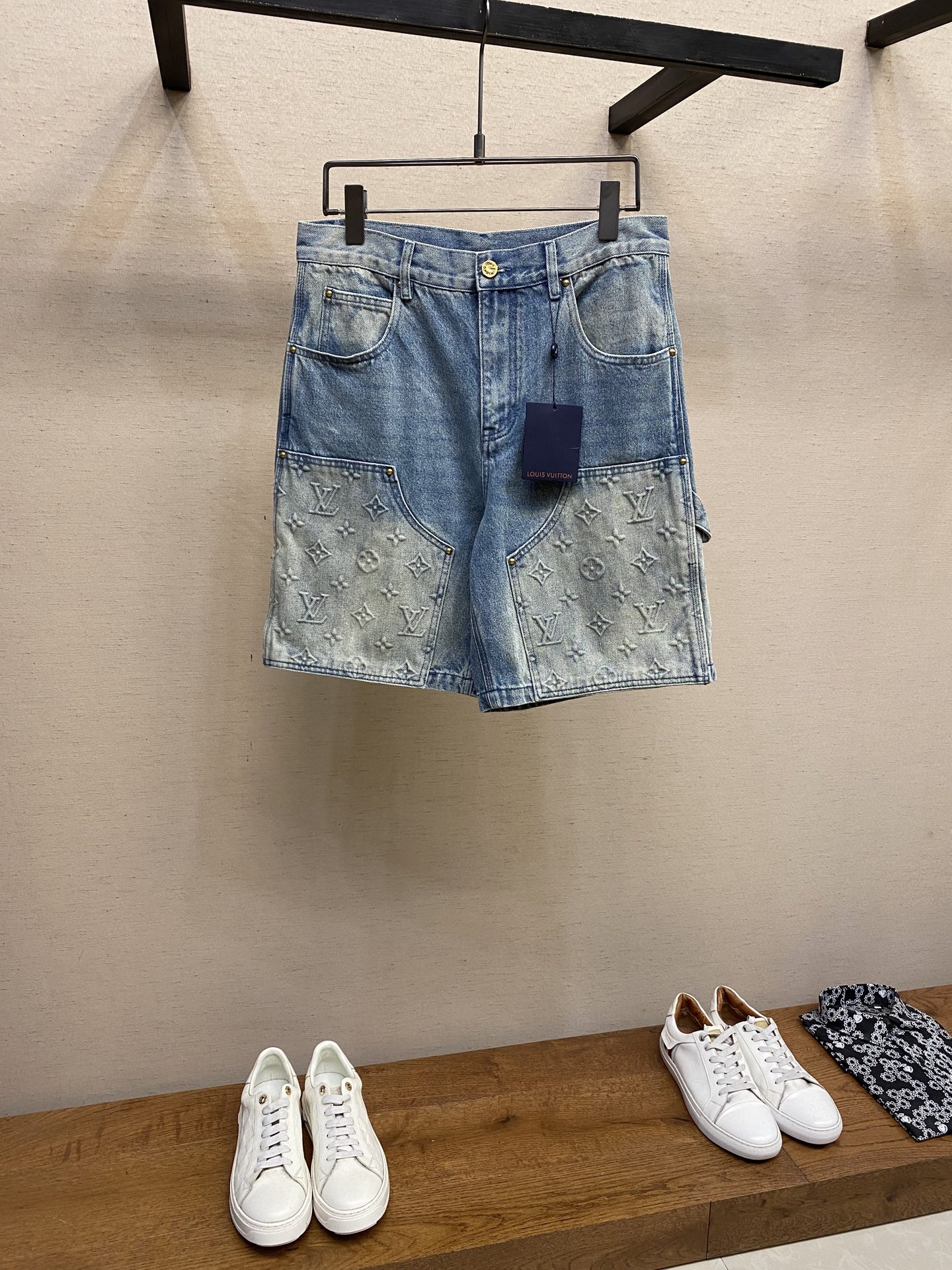 NO:411806,1V embossed embossed denim shorts. The overall use of Monogram embossed tooling elements, splicing structure and sharp corner pocket embossed elements jacquard details alignment, embossed embossed patterns are clear, the pocket double-tracking workmanship is fine and symmetrical, five sets of aluminum molds are opened on the plate at five embossed parts, and each side of the front is embossed according to the size. After high-temperature pressing, each pattern is manually filled with silicone to prevent depression. The washing process uses multiple processes such as refermentation and frying patterns, spraying monkeys, etc. The new leather patch is equipped with brand cursive engraving square fixed nail straight hem design, hidden zipper placket, and all auxiliary hardware are customized to match the old colors of the bronze, so as to achieve perfect consistency. Sizes 30, 32, 34, 36, , shorts, alexander wang198609091V 压花浮雕牛仔短裤  整体采用Monogram压纹工装元素,拼接结构和尖角口袋压印元素提花细节对位,浮雕压花纹路清晰,口袋双走线做工,线迹细密匀称规整,五处压花均对板开五套铝模,前幅二侧压花根据尺寸每个码开一套模,高温压成型后由人工对每个花型填充硅胶防止凹陷,洗水工艺采用重酵洗炒花色,喷马骝等等多工艺结合.新皮革贴饰配有品牌草写刻纹方定钉直筒下摆设计,隐藏式拉链门襟,辅料五金全部定制对版古铜做旧颜色,做到完美一致. 尺码30,32,34,36,,shorts,alexander wang,Men's clothing