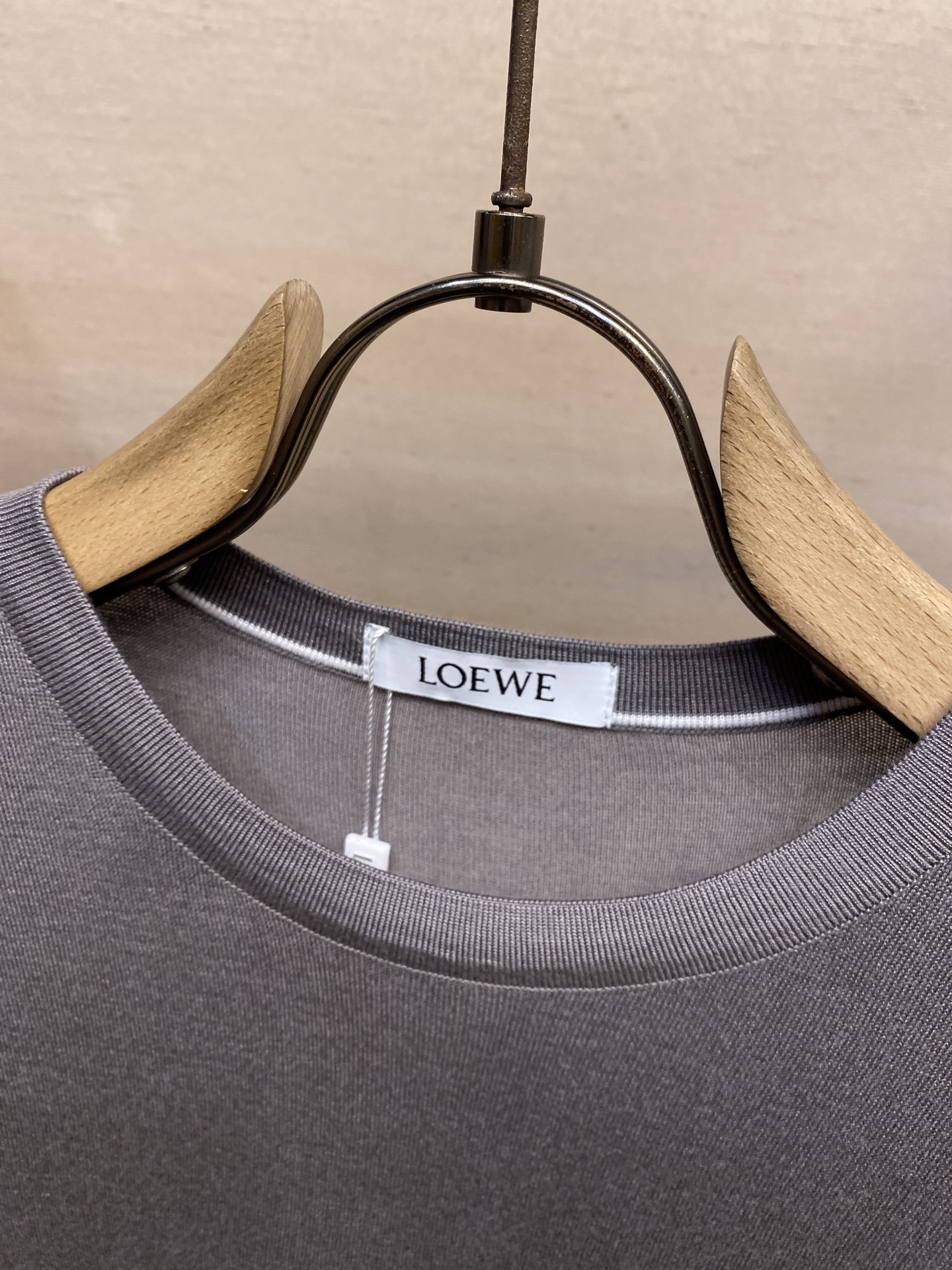 🌟🌟Loewe、25夏季清凉透气T~天丝莫代尔针织短袖。天丝提供衣服高级质感光泽度 强力吸湿透气性 优雅