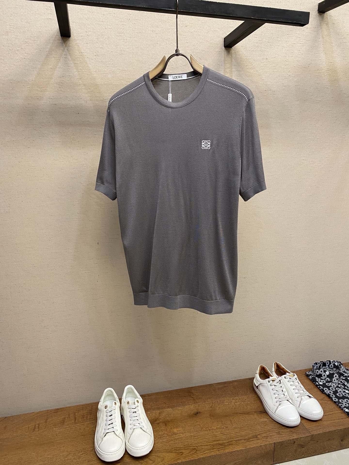 🌟🌟Loewe、25夏季清凉透气T~天丝莫代尔针织短袖。天丝提供衣服高级质感光泽度 强力吸湿透气性 优雅