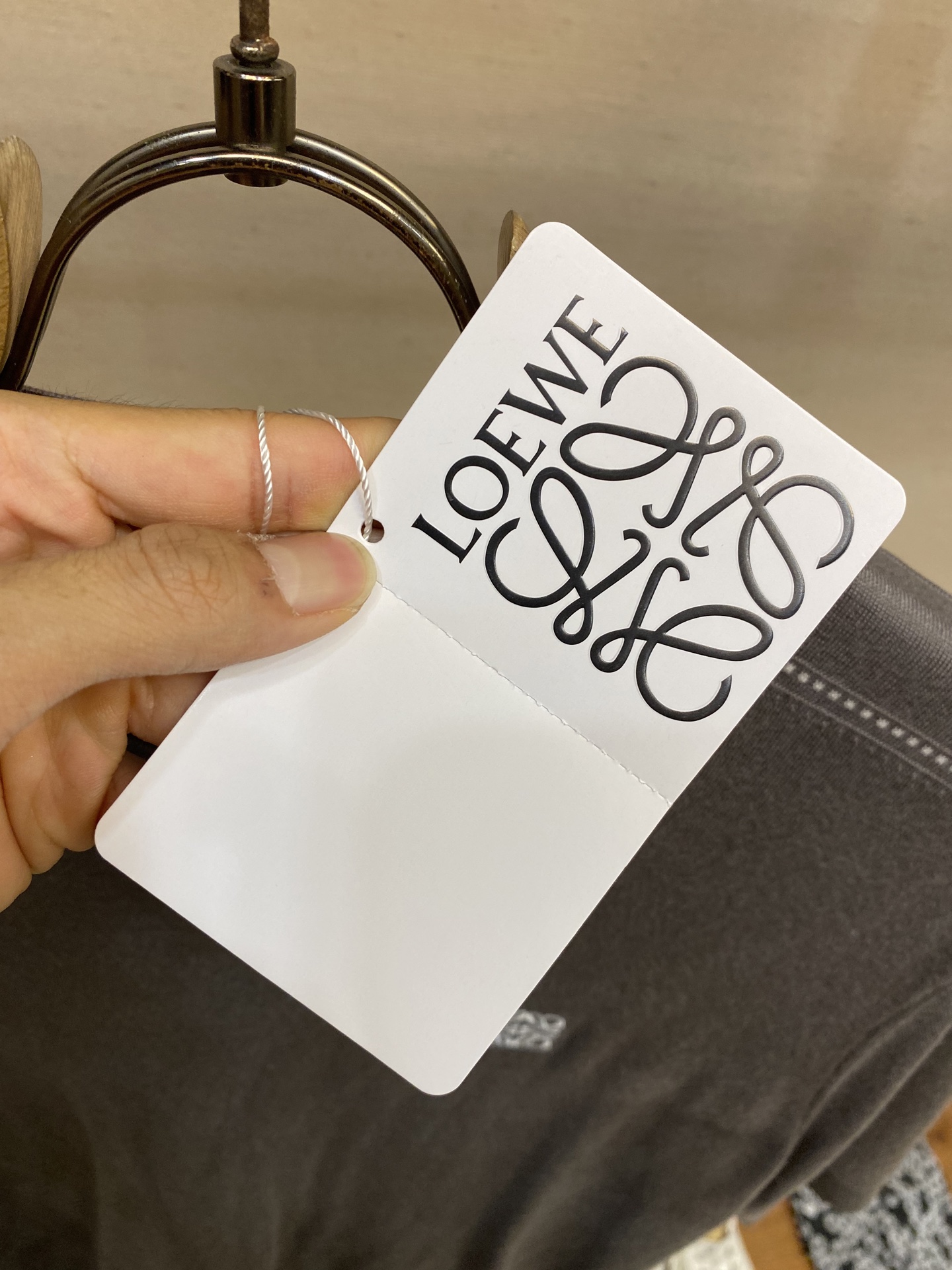 🌟🌟Loewe、25夏季清凉透气T~天丝莫代尔针织短袖。天丝提供衣服高级质感光泽度 强力吸湿透气性 优雅