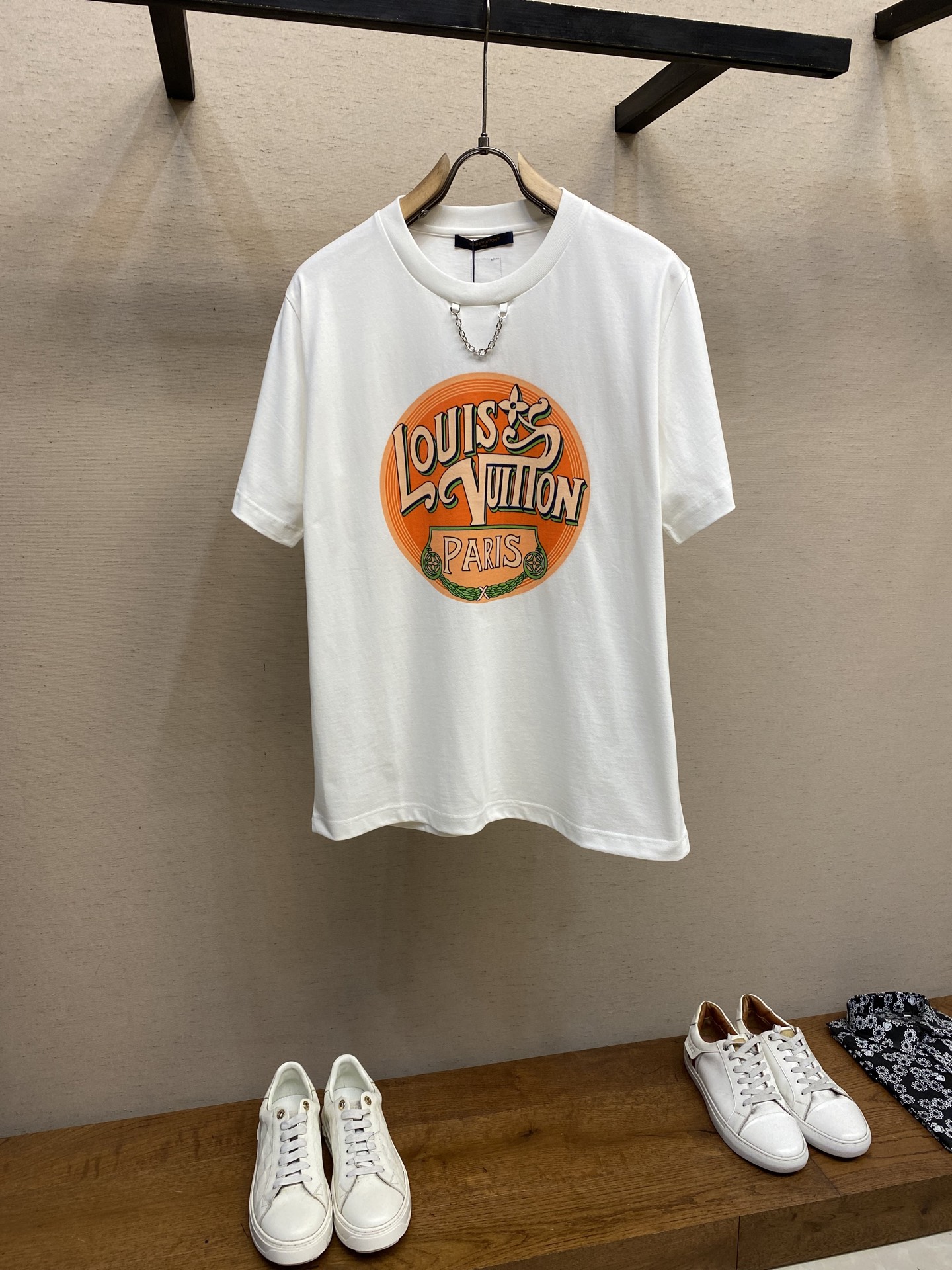 NO:427938,1V Louis T-shirt is made of soft and breathable cotton knitted, which presents the retro travel seal pattern on the chest, and then incorporates the Louis Vuitton Paris logo. The neckline 1V chain adds contemporary brand elements. The new shape of the back jacquard small square mark is used to inject brand cleverness into casual shapes. The washing method is recommended for dry cleaning or cold water on the back to be washed separately and medium-temperature ironing. Size S-XL,,louis vuitton,alexander wang198609091V路易家本款 T 恤取材柔软透气的棉质针织,将复古旅行印章图案呈现胸前,再融入路易威登巴黎标识.领口 1V 链条再添当代品牌元素.后背新造型提花小方标为休闲造型注入品牌巧思. 洗涤方式建议干洗或反面冷水单独快速机洗中温熨烫 尺码S-XL,,louis vuitton,alexander wang,Men's clothing