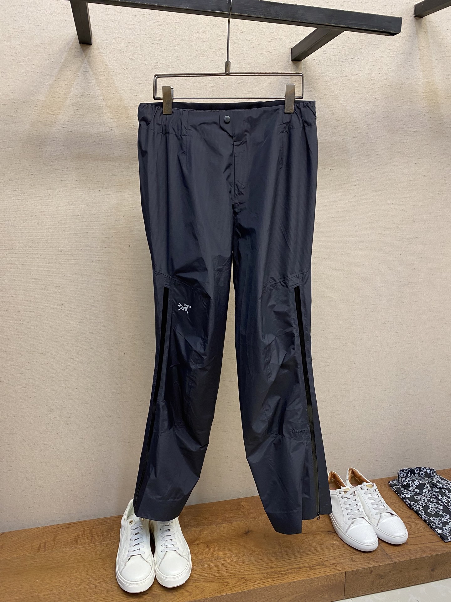NO:149049,Arctery, men's casual pants, the latest top-body style is invincible!  This pants are very versatile, elastic waist, and can be worn for daily work. They are a perfect combination of fashionable and casual and outdoor sports, so whether you wear them normally or outdoors, they are your best choice. Extreme comfort and quick sweating are the most popular key points, improving the comfort of wearing and suitable for aerobics and trail running conditions. This style is a running casual pants with an extremely wide range of applications, allowing you to naturally maintain a love for sports in summer, or you can wear them in casual life. Size S-XL, alexander wang19860909Arctery,男士休闲裤 最新款上身版型无敌正！ 绝对可以闭眼收的一款 此款裤子非常百搭,弹力腰围,日常上班 户外运动都可以穿着,是时尚休闲与户外运动的完美结合,所以无论您平时穿或者户外穿都是您的最佳选择. 极致舒适和快速排汗是备受青睐的重点,提升穿着舒适度,适合有氧运动和越野跑条件下穿着,此款是一件适用范围极其广泛的跑步休闲裤,让你在夏天自然可以保持对运动热爱,也可以在休闲生活中穿着 尺码S-XL,,alexander wang,Men's clothing