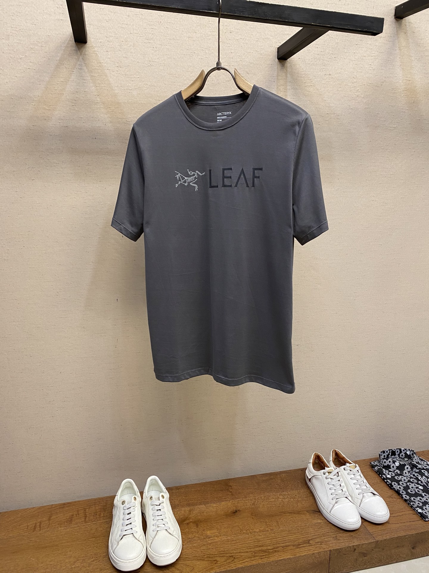 NO:149279,Arcteryx Printed Letter Short-Sleeve T-shirt is made of 60 double strands, 120g cotton fabric. The upper body is breathable, never pilled, soft and comfortable, and the full-cloth flat car is lined and three-dimensional tailored. The neckline and the hem are double narrow needle flat car. Customized side markings, complete auxiliary materials, full texture, and the full set of customization restores the most authentic 100% texture. Size S-XL, arc'teryx, T-shirt,tees, t-shirt, alexander wang19860909Arcteryx始祖鸟印花字母短袖T恤 采用60支双股,120g全棉面料.上身透气,绝不起球,手感柔软舒适,全衣平车走线立体剪裁.领口,下摆双窄针平车.定制侧标,辅料齐全,质感十足,全套定制还原最真实的百分百质感 尺码S-XL,arc'teryx,T-shirt,tees，t-shirt,alexander wang,Men's clothing