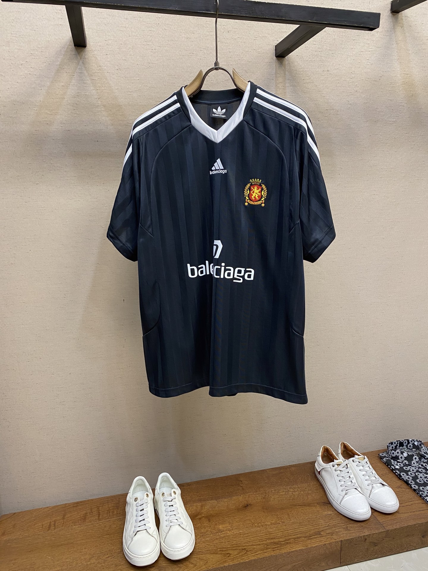 NO:149060,Balenciaga X Manchester United Team Co-branded series Spring and summer new styles Fixed fabric Gray-black strip positioning cut Imported Tajima machine high precision embroidery oversize loose style Same as men and women Size 1,2,3,,balenciaga,versace,alexander wang19860909Balenciaga X 曼联球队 联名系列 春夏新款 定织面料 灰黑条定位剪裁 进口田岛机高精密刺绣 oversize宽松版型 男女同款 尺码1,2,3,,balenciaga,versace,alexander wang,Men's clothing