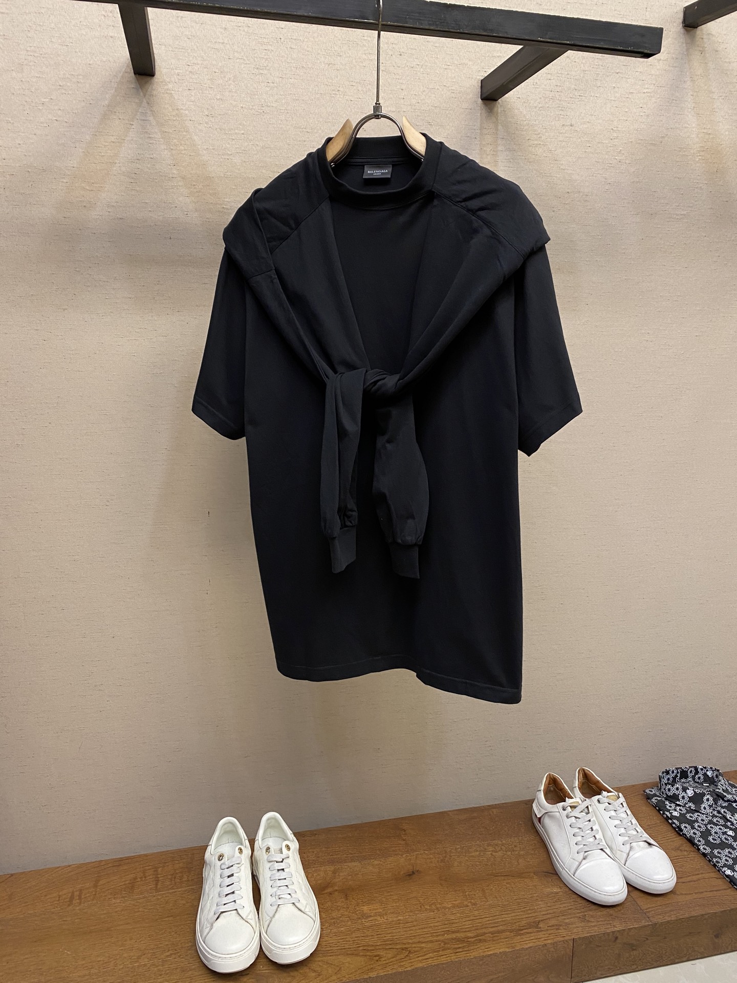 NO:149271,Balenciaga, summer must-have shawl short-sleeved T-shirt, full of Hong Kong style~ T-shirt fabric is made of 16s single yarn combed cotton jersey cloth, gram weight 230g, buy Y version order dyed large-scale fabric color ribbed, ready-made garments are washed and soft, old, general washing and drying process Size 1,2,3,,balenciaga, T-shirt,tees, t-shirt,shawls,alexander wang19860909Balenciaga,夏日必备披肩款短袖T,港风十足～T恤面料采用16s单纱精梳棉平纹布,克重230g,购入Y版订染大货面料颜色罗纹,成衣整件进行洗水做软做旧普洗烘干工艺 尺码1,2,3,,balenciaga,T-shirt,tees，t-shirt,shawls,alexander wang,Men's clothing