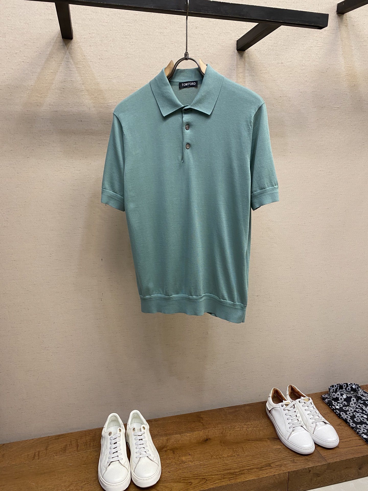 NO:149085,Tom Ford, the pinnacle of the fine needle, the ultimate comfort, dense and impenetrable!  This is the charm of 18 pins!  Summer TF lapel sweater, a seemingly simple Polo shirt, the details are full of texture, the two inner part of the placket, the cuffs, the hem threads are made of exquisite details!  120 mercerated long cotton yarn gold nano dyeing process Environmentally friendly color not to destroy the yarn hair scale tissue Retaining the ultimate comfortable feel Stoll 18-needle computer horizontal woven in Germany Delicate texture Thin dense and impermeable Summer preferred item 18-needle not just for loom time The most difficult is in the hand sewing disc Ultra-fine needle disc Need younger experienced hands Size M-3xl,,tom ford,tom ford,alexander wang19860909Tom Ford,超18针 细针的巅峰作品 极致的舒适感 密而不透！这就是18针的魅力！夏季TF翻领针织衫 看似简单的Polo衫 细节之处却是质感满满 门襟内里两处 袖口 下摆螺纹 做了曼波细节精致的细节！120支丝光长绒棉纱线 金纳米染色工艺 环保固色 不破坏纱线毛鳞组织 保留极致舒适手感 德国斯托尔18针电脑横机织 细腻质感 薄 密而不透 夏季优选单品 18针不单单是织机时间长 难度最大是在手工缝盘 超细的针盘 需要更年轻的熟手 尺码M-3xl,,tom ford,tom ford,alexander wang,Men's clothing